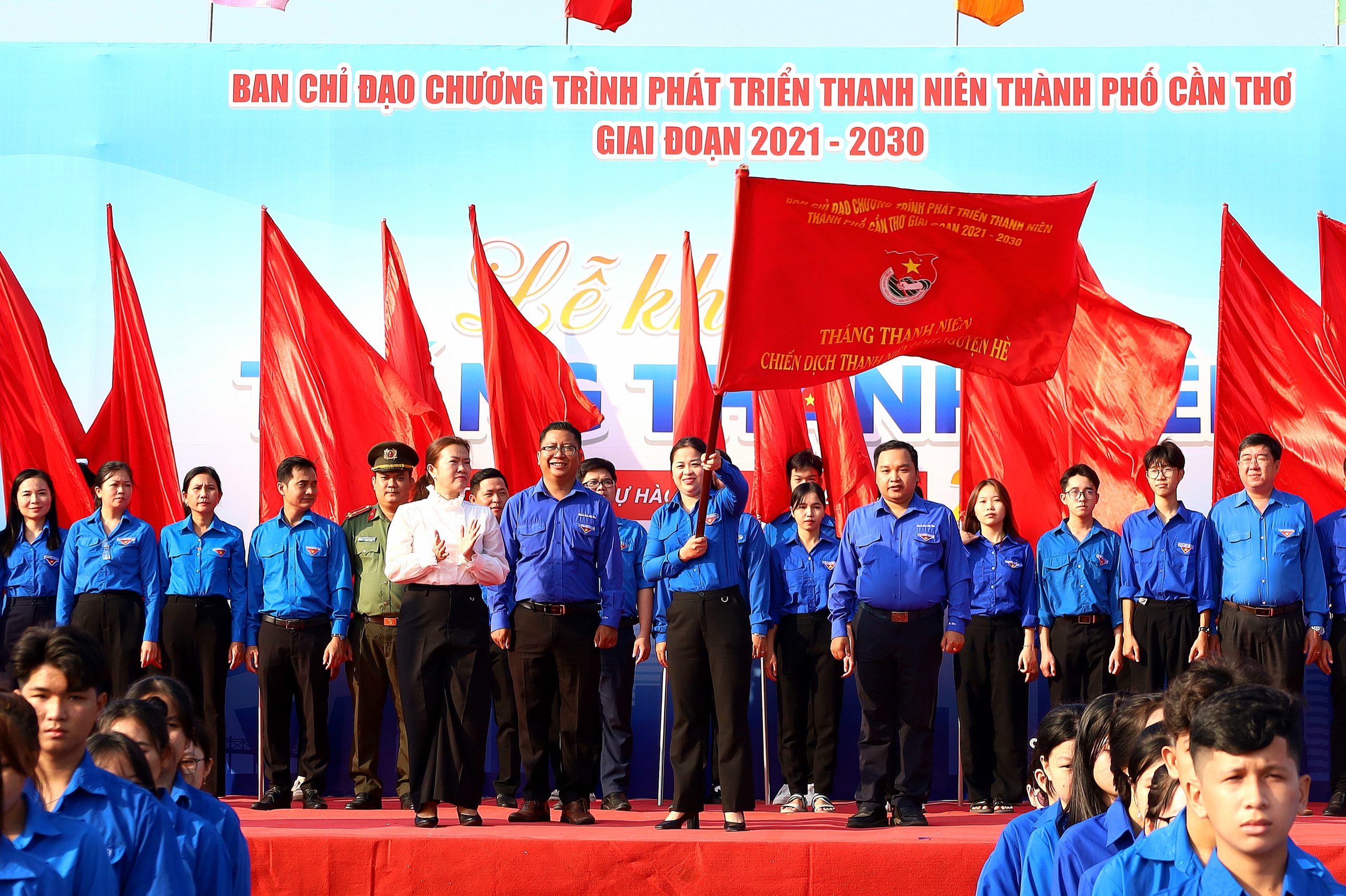 Cần Thơ khánh thành 50km đường cờ Tổ quốc trong ngày ra quân Tháng Thanh niên - Ảnh 1.