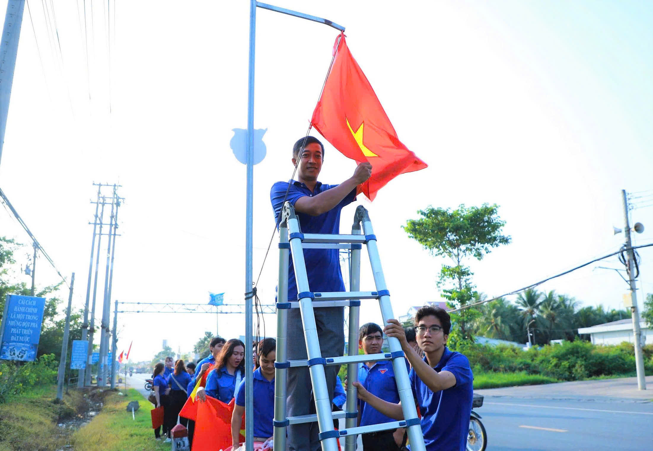 Cần Thơ khánh thành 50km đường cờ Tổ quốc trong ngày ra quân Tháng Thanh niên - Ảnh 2.