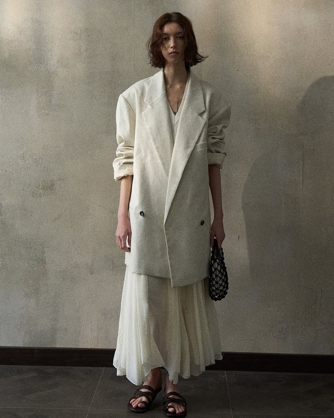 Sako, džíny a dlouhá sukně - nadčasová elegance - Foto 1. Áo blazer, quần jeans và váy dài - vẻ đẹp sang trọng vượt thời gian- Ảnh 1.