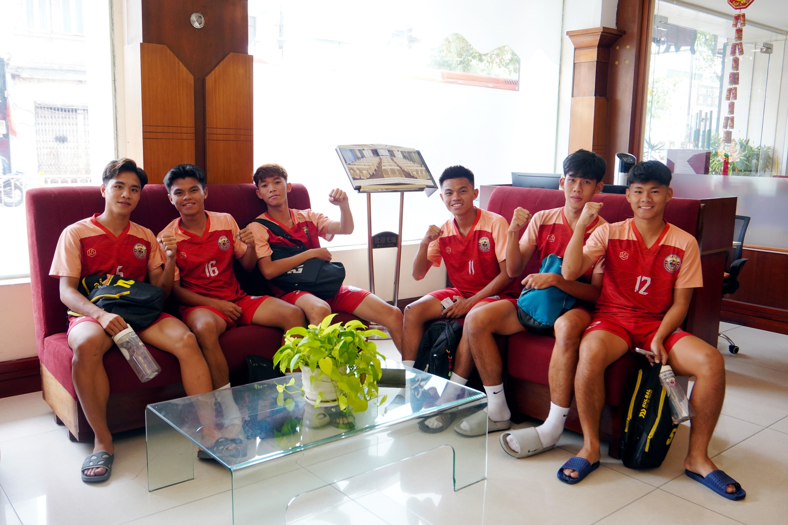 Cầu thủ an tâm thi đấu, bữa ăn giấc ngủ đã có Ban tổ chức lo- Ảnh 2. Cầu thủ an tâm thi đấu, bữa ăn giấc ngủ đã có Ban tổ chức lo- Ảnh 2.