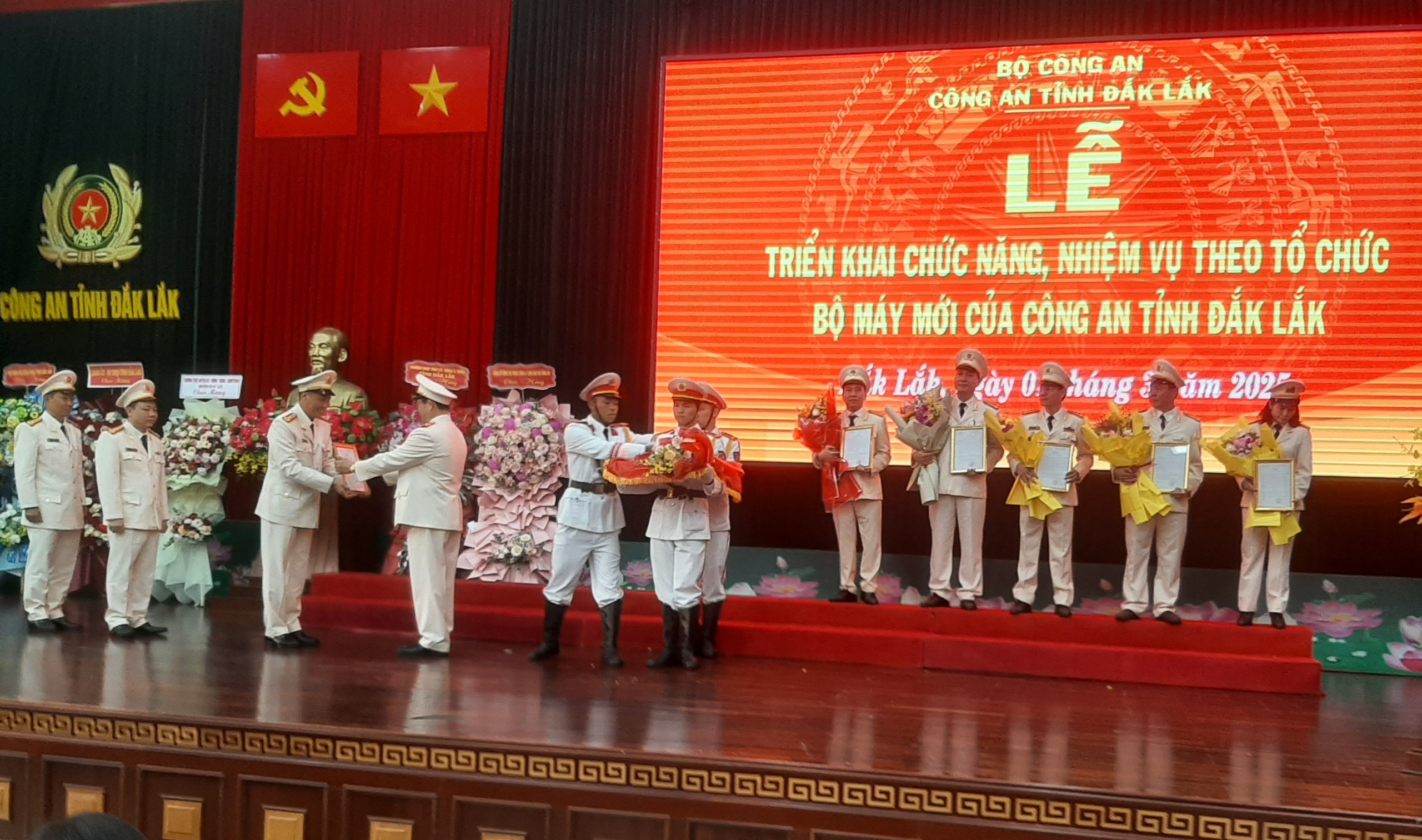 Công an tỉnh Đắk Lắk giảm 15 đầu mối cấp huyện, tiếp nhận 5 nhiệm vụ mới- Ảnh 1. Công an tỉnh Đắk Lắk giảm 15 đầu mối cấp huyện, tiếp nhận 5 nhiệm vụ mới- Ảnh 1.