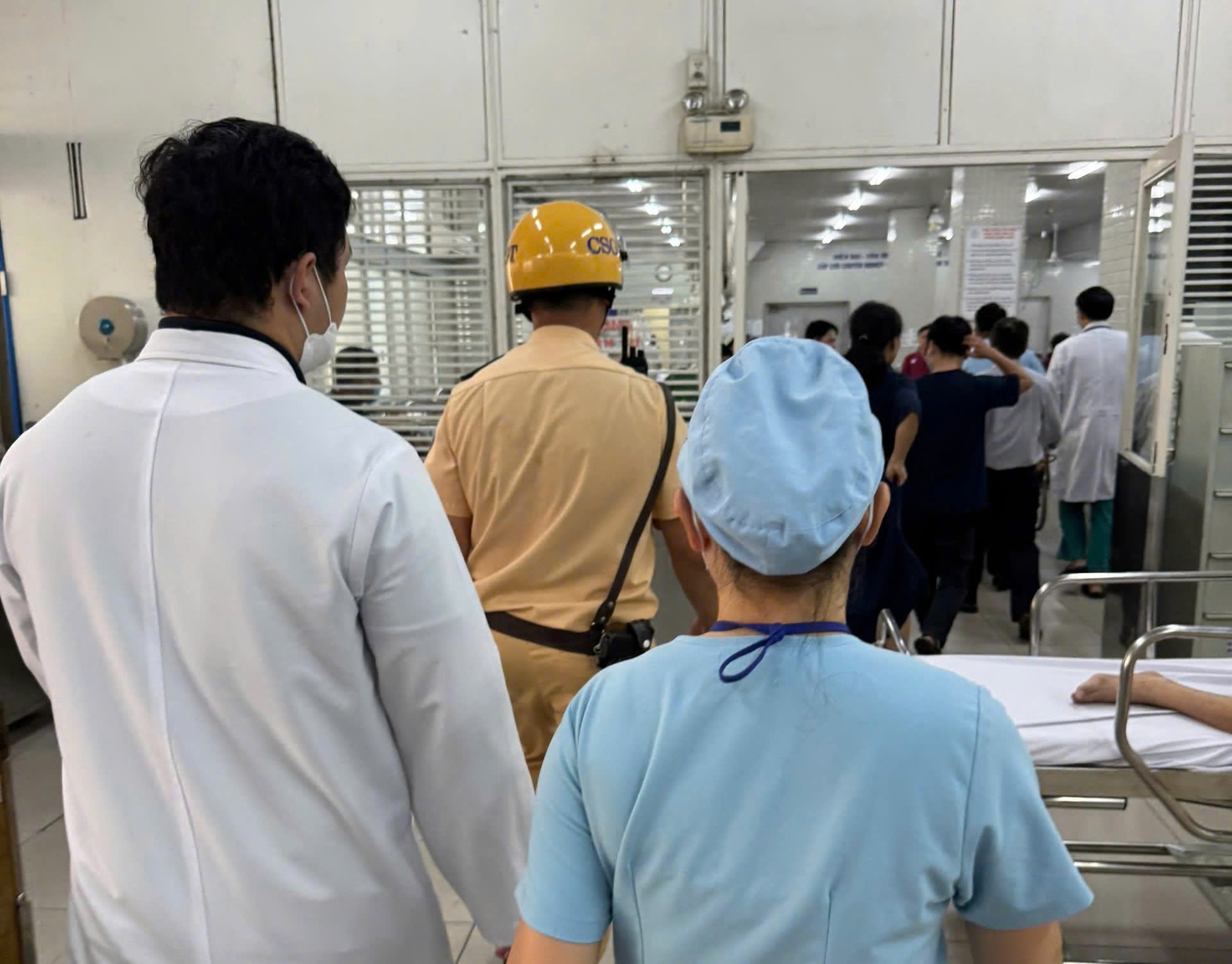 CSGT TP.HCM dẫn đường ô tô đến Bệnh viện Chợ Rẫy cấp cứu người nguy kịch- Ảnh 1. CSGT TP.HCM dẫn đường ô tô đến Bệnh viện Chợ Rẫy cấp cứu người nguy kịch- Ảnh 1.