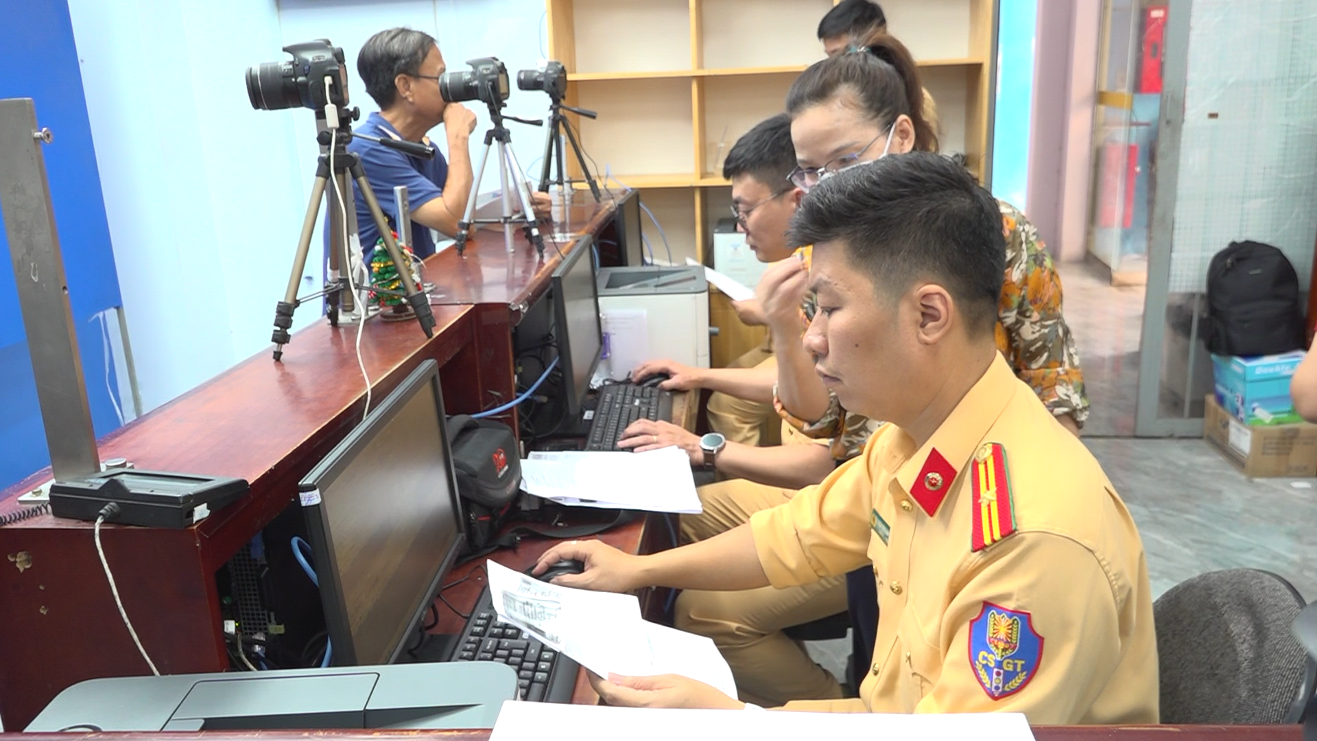 Ngày đầu Công an TP.HCM nhận hồ sơ sát hạch, cấp đổi GPLX: Người dân hài lòng- Ảnh 2. Ngày đầu Công an TP.HCM nhận hồ sơ sát hạch, cấp đổi GPLX: Người dân hài lòng- Ảnh 2.