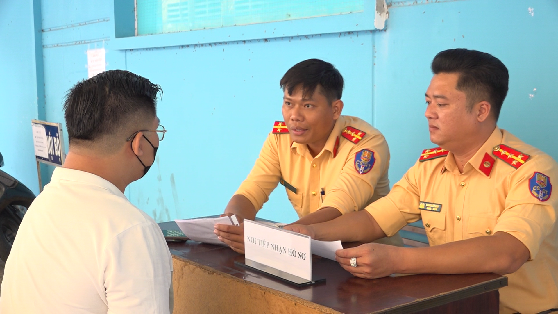 Ngày đầu Công an TP.HCM nhận hồ sơ sát hạch, cấp đổi GPLX: Người dân hài lòng- Ảnh 1. Ngày đầu Công an TP.HCM nhận hồ sơ sát hạch, cấp đổi GPLX: Người dân hài lòng- Ảnh 1.