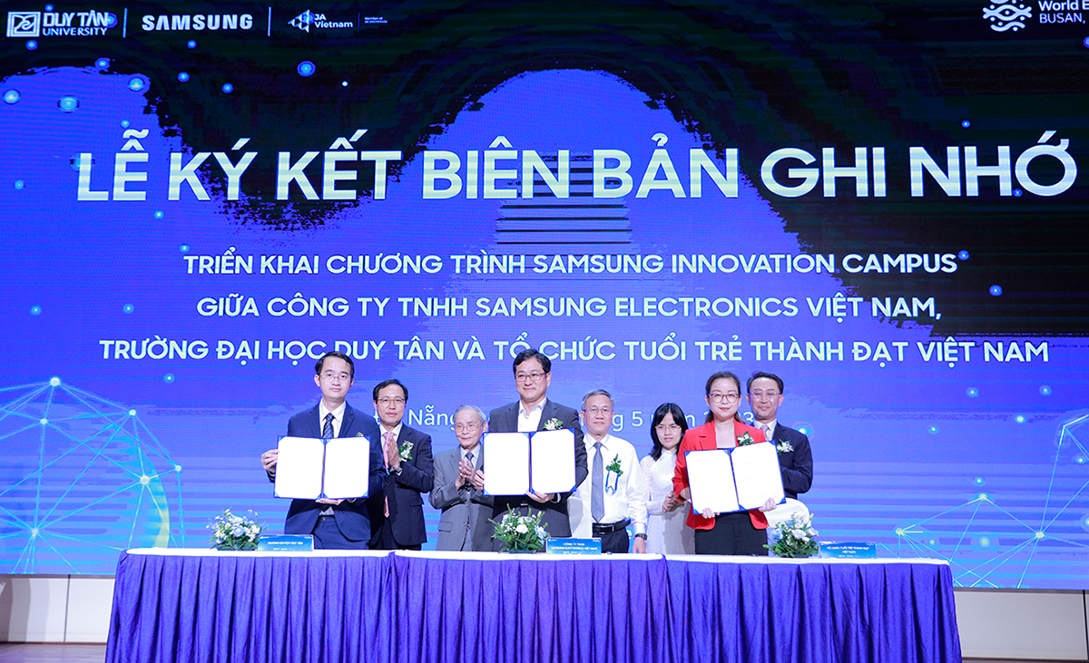 Sinh viên IT ĐH Duy Tân nhận lương ngàn đô sau tốt nghiệp, Vô địch Robot&AI - Ảnh 1. Sinh viên IT ĐH Duy Tân nhận lương ngàn đô sau tốt nghiệp, Vô địch Robot&AI - Ảnh 1.
