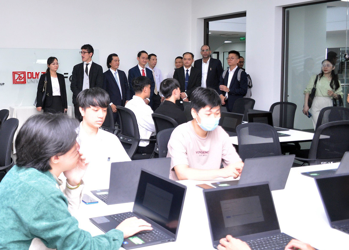 Sinh viên IT ĐH Duy Tân nhận lương ngàn đô sau tốt nghiệp, Vô địch Robot&AI - Ảnh 2. Sinh viên IT ĐH Duy Tân nhận lương ngàn đô sau tốt nghiệp, Vô địch Robot&AI - Ảnh 2.