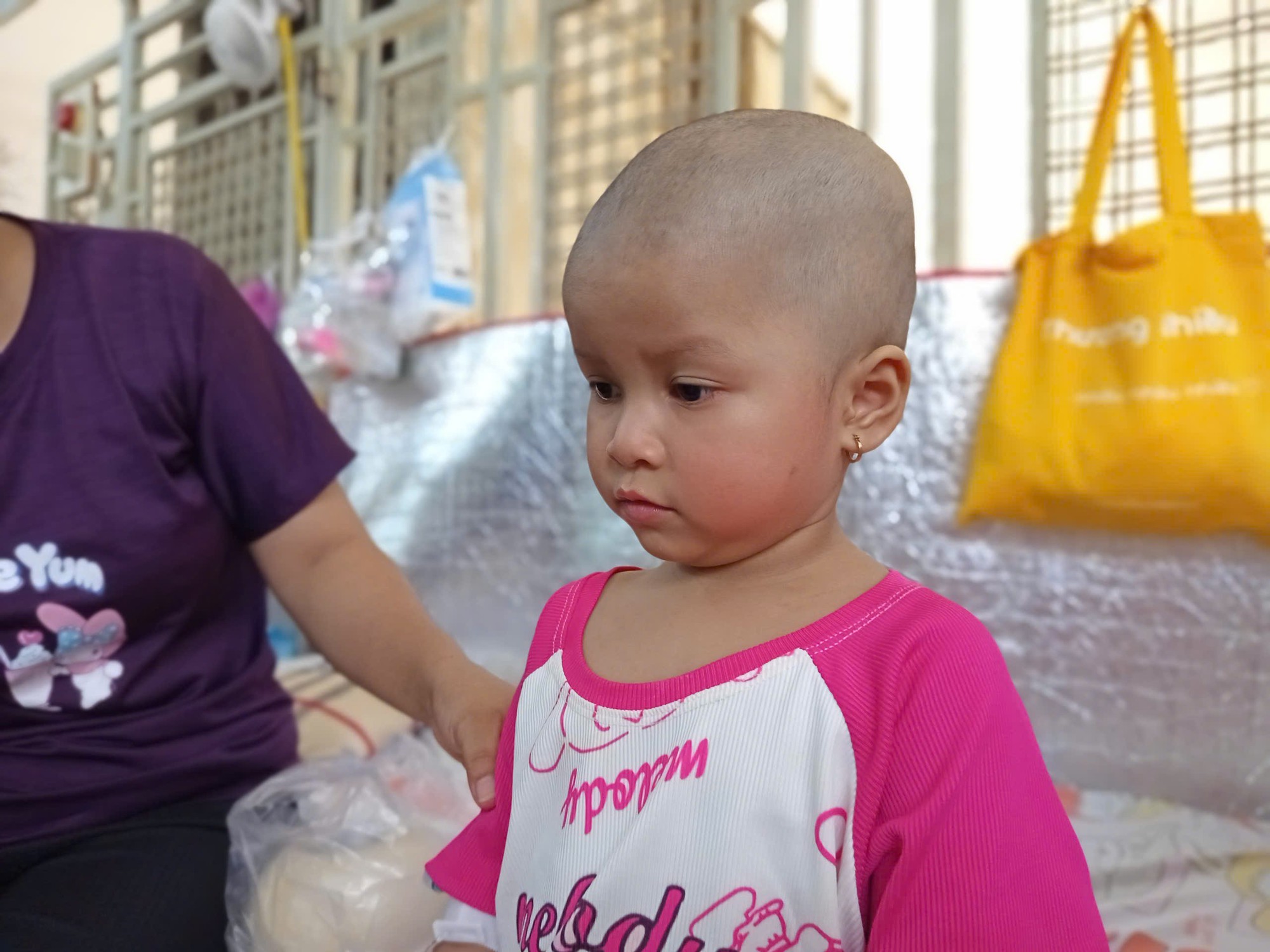 Con muốn sống: ‘Cả làng tôi không biết ung thư là bệnh gì’
- Ảnh 2. Con muốn sống: ‘Cả làng tôi không biết ung thư là bệnh gì’
- Ảnh 2.