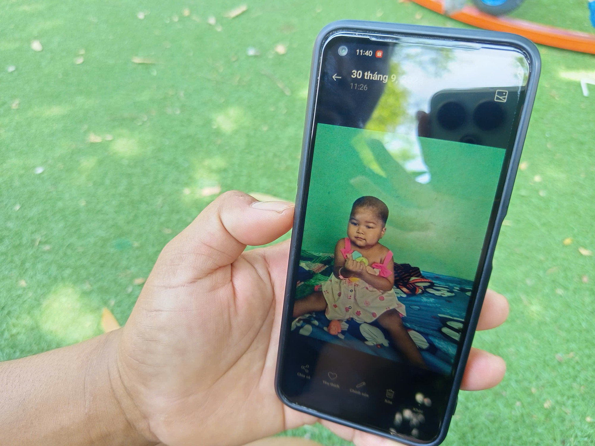Con muốn sống: ‘Cả làng tôi không biết ung thư là bệnh gì’
- Ảnh 4. Con muốn sống: ‘Cả làng tôi không biết ung thư là bệnh gì’
- Ảnh 4.