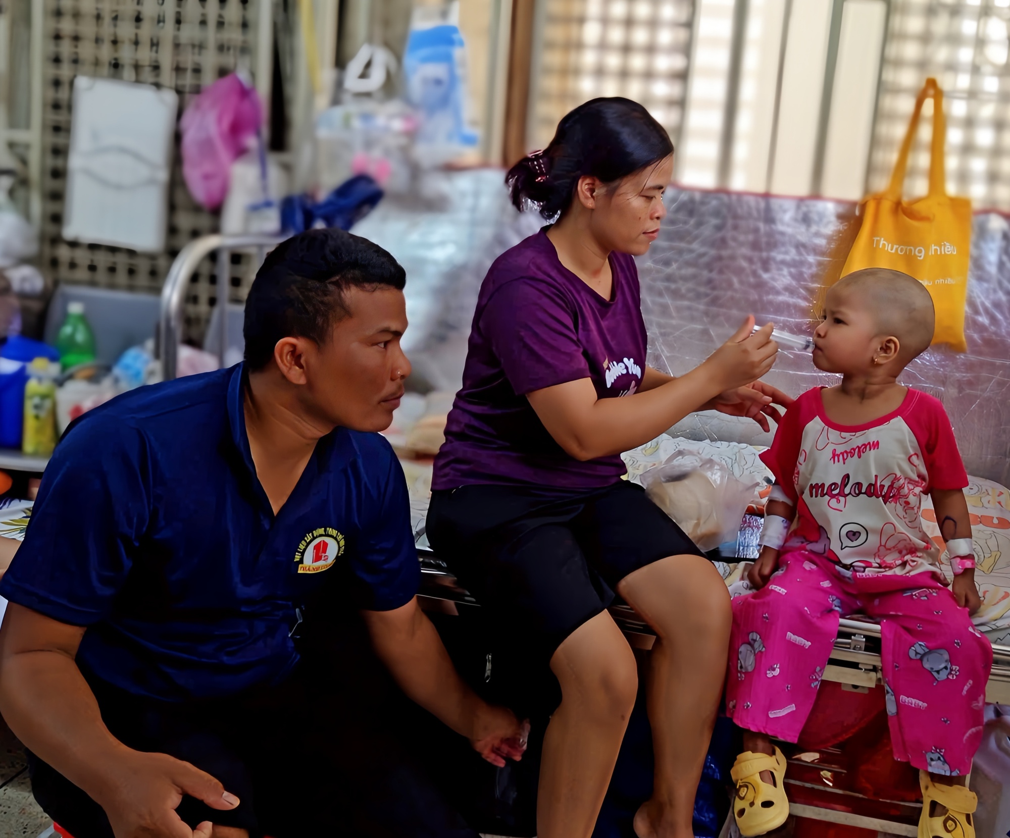 Con muốn sống: ‘Cả làng tôi không biết ung thư là bệnh gì’
- Ảnh 5. Con muốn sống: ‘Cả làng tôi không biết ung thư là bệnh gì’
- Ảnh 5.