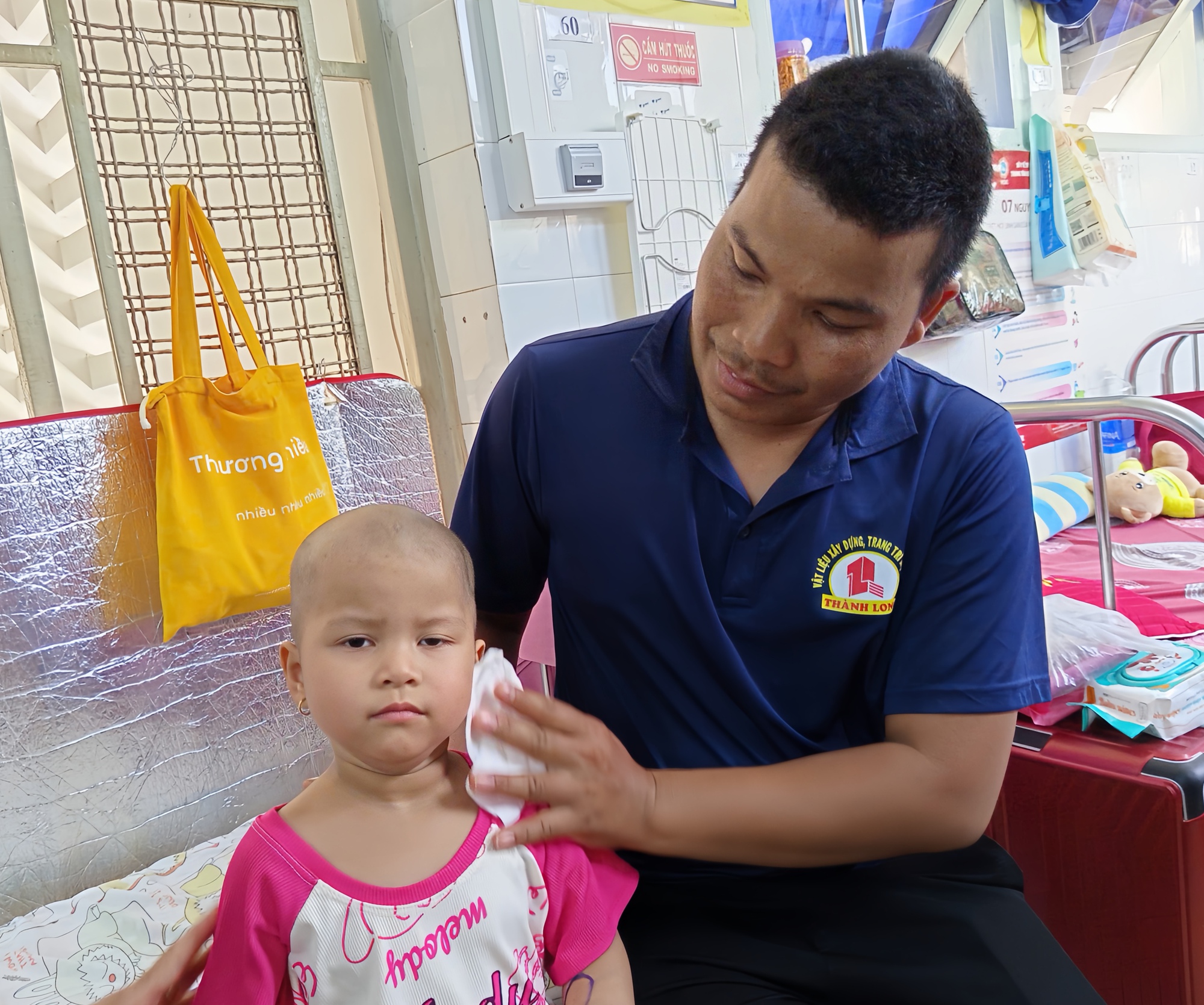 Con muốn sống: ‘Cả làng tôi không biết ung thư là bệnh gì’
- Ảnh 6. Con muốn sống: ‘Cả làng tôi không biết ung thư là bệnh gì’
- Ảnh 6.
