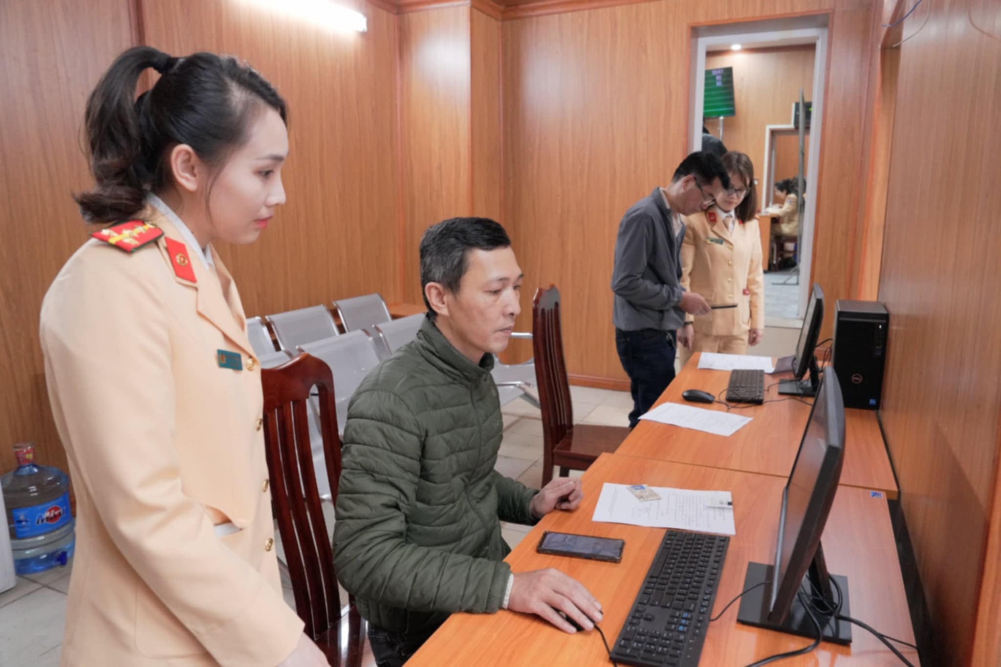 Ngày đầu cấp đổi GPLX công an tiếp nhận gần 400 hồ sơ, thủ tục nhanh gọn- Ảnh 2. Ngày đầu cấp đổi GPLX công an tiếp nhận gần 400 hồ sơ, thủ tục nhanh gọn- Ảnh 2.