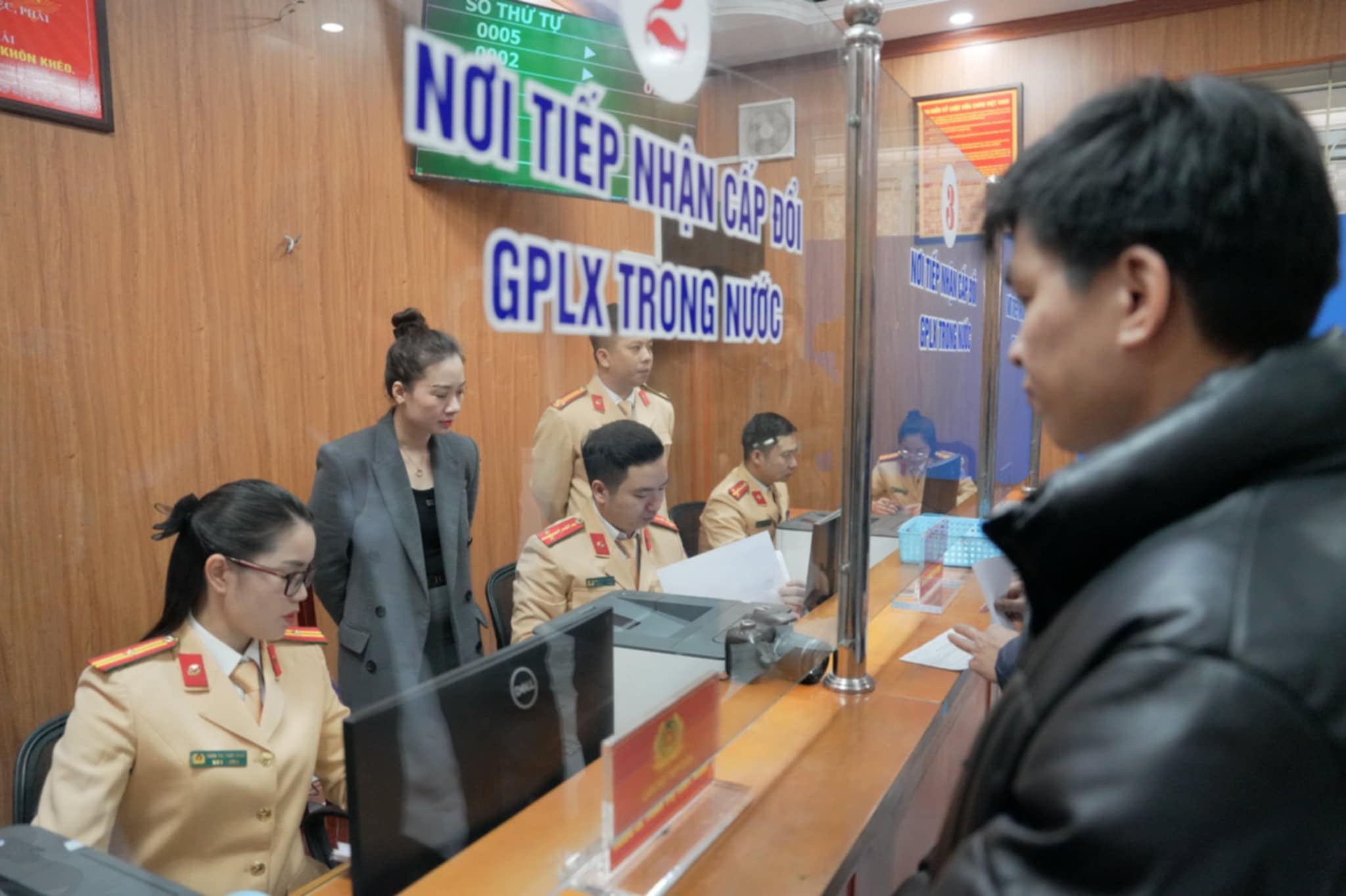 Ngày đầu cấp đổi GPLX công an tiếp nhận gần 400 hồ sơ, thủ tục nhanh gọn- Ảnh 1. Ngày đầu cấp đổi GPLX công an tiếp nhận gần 400 hồ sơ, thủ tục nhanh gọn- Ảnh 1.