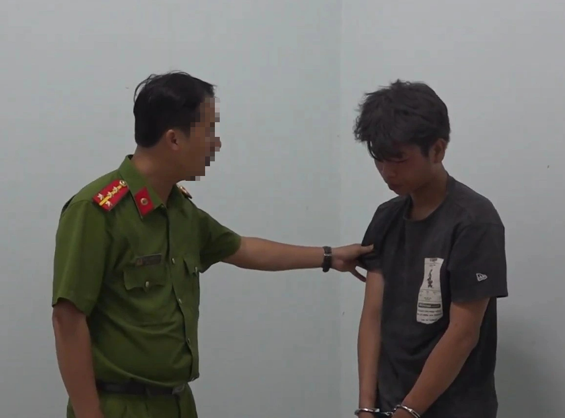 Khởi tố bị can và đưa đi giám định tâm thần người dùng xăng đốt mẹ ruột - Ảnh 1.