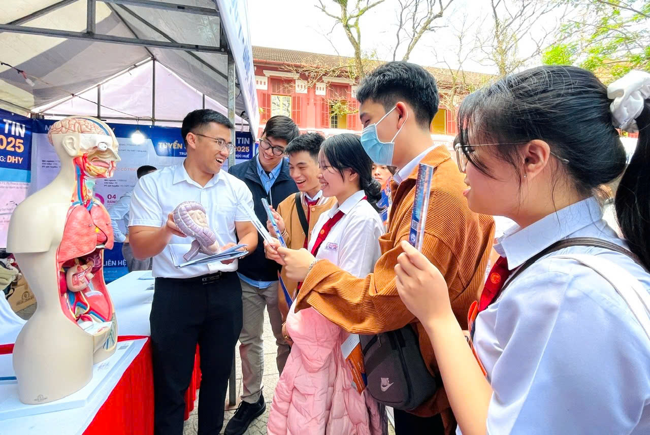Học sinh phấn khởi chọn nghề, nhận quà 'siêu cute' ở gian hàng tư vấn mùa thi- Ảnh 19. Học sinh phấn khởi chọn nghề, nhận quà 'siêu cute' ở gian hàng tư vấn mùa thi - Ảnh 19.