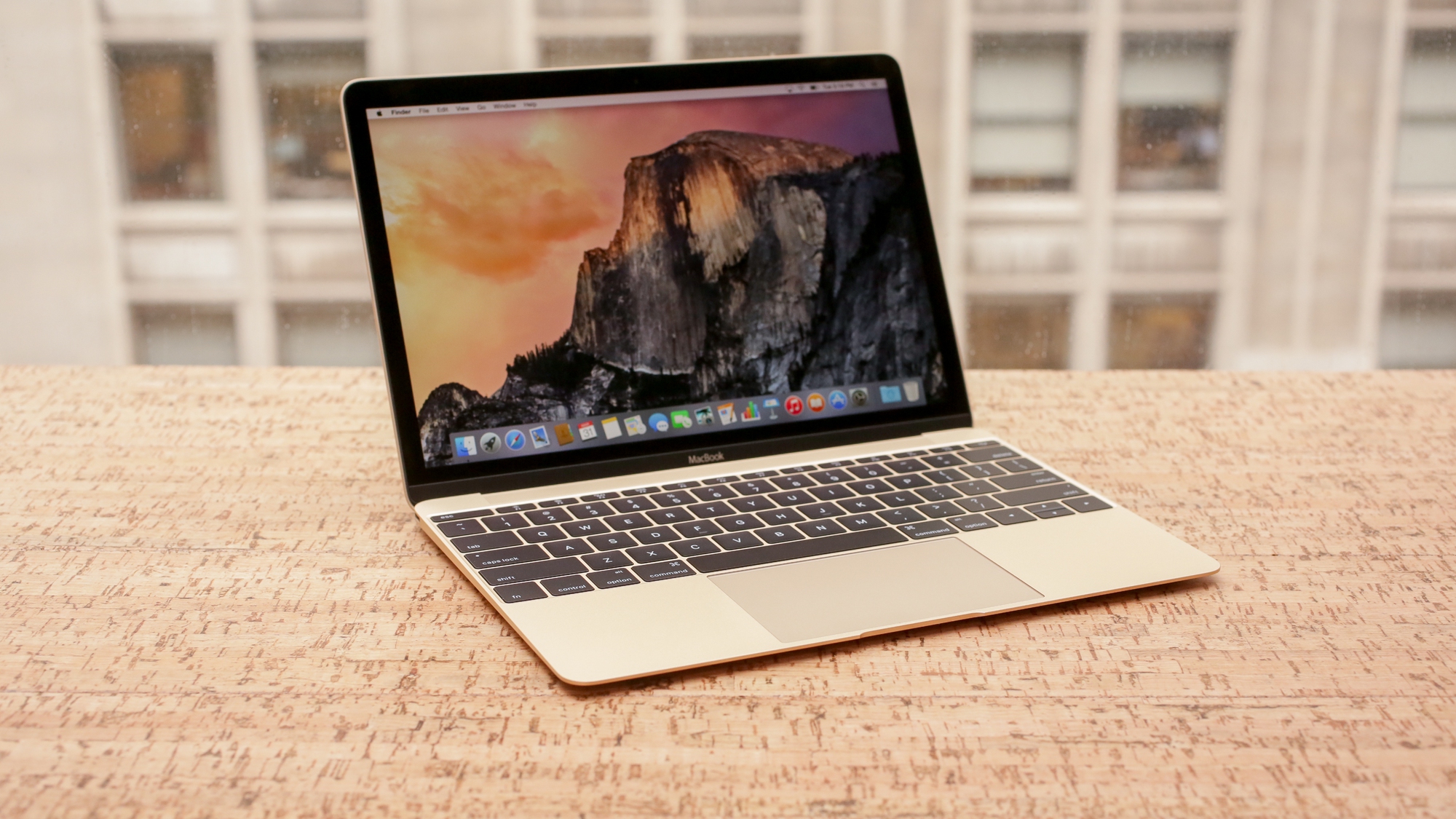 Tròn 10 năm MacBook 12 - inch ra mắt: Đột phá và tranh cãi - Ảnh 1.