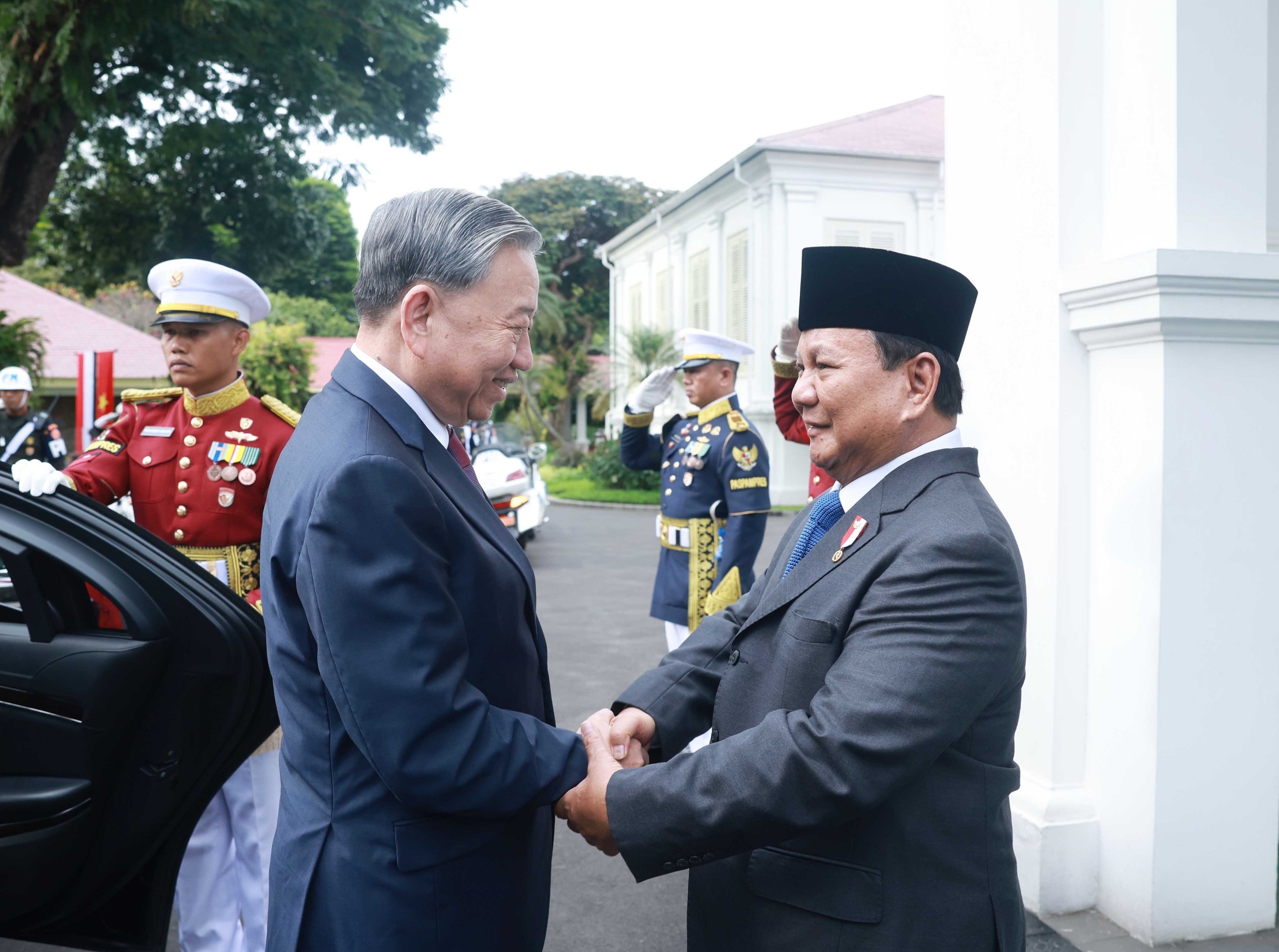 Indonesia bắn 21 phát đại bác trong lễ đón chính thức Tổng Bí thư Tô Lâm- Ảnh 1.