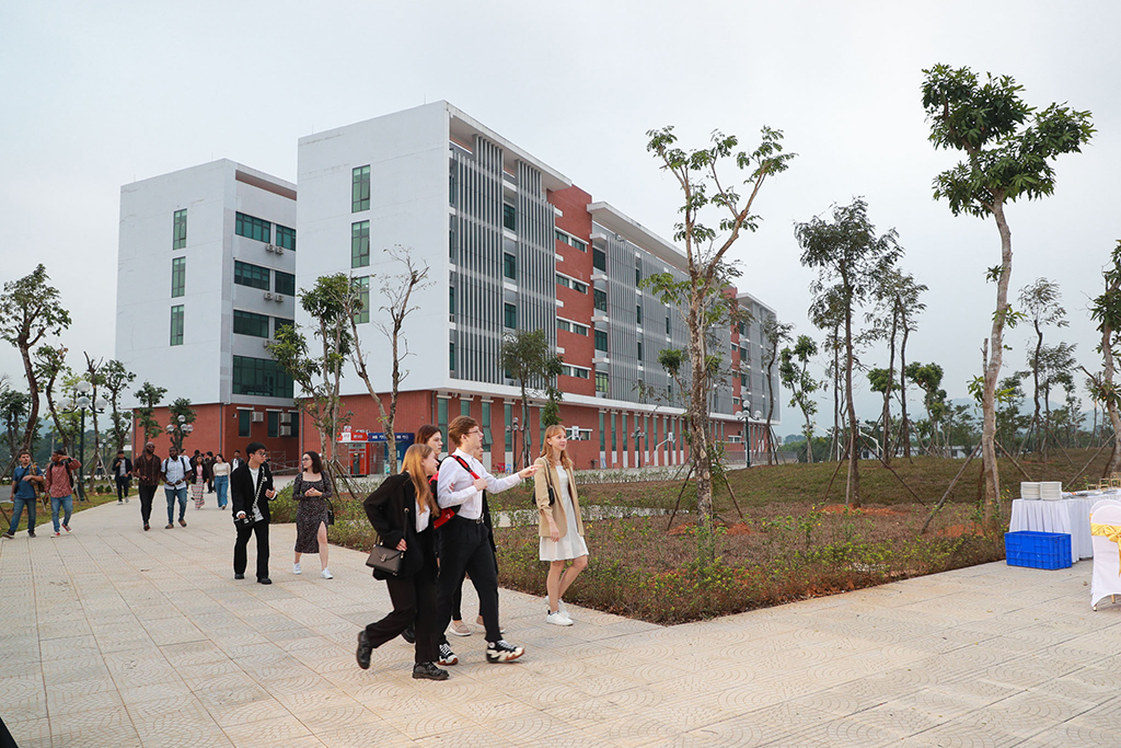 کدام مناطق در ویتنام به مراکز برنامه ریزی دانشگاهی تبدیل خواهند شد؟ - عکس ۱. Những vùng nào sẽ trở thành trung tâm quy hoạch đại học tại việt nam? - Ảnh 1.