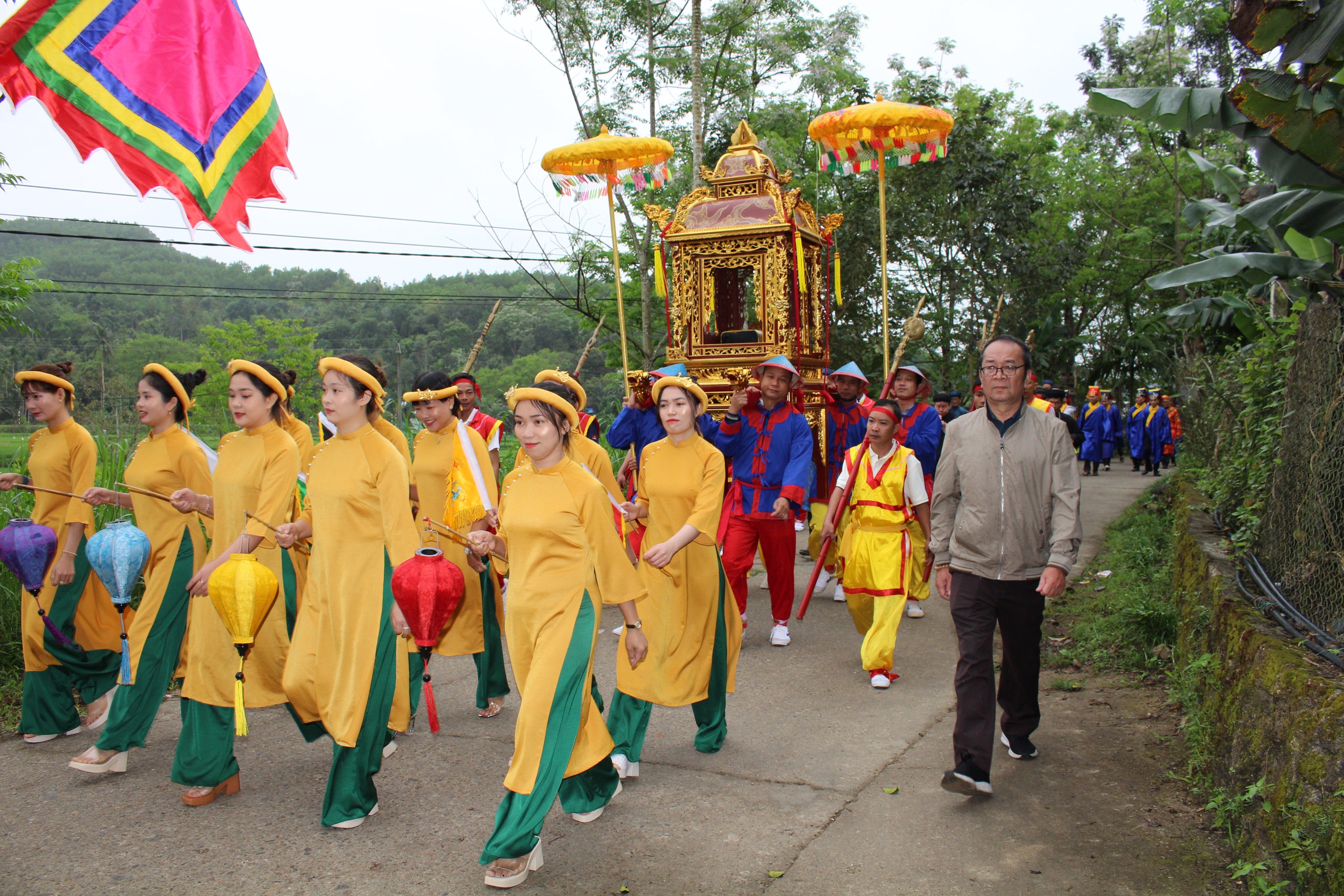 ប្រធានខេត្ត Quang Nam សង្ឃឹមថា Tien Phuoc នឹងប្រែក្លាយ “បេតិកភណ្ឌទៅជាទ្រព្យសម្បត្តិ” - រូបថត ៤. Chủ tịch Quảng Nam mong muốn Tiên Phước biến 'di sản thành tài sản'- Ảnh 4.