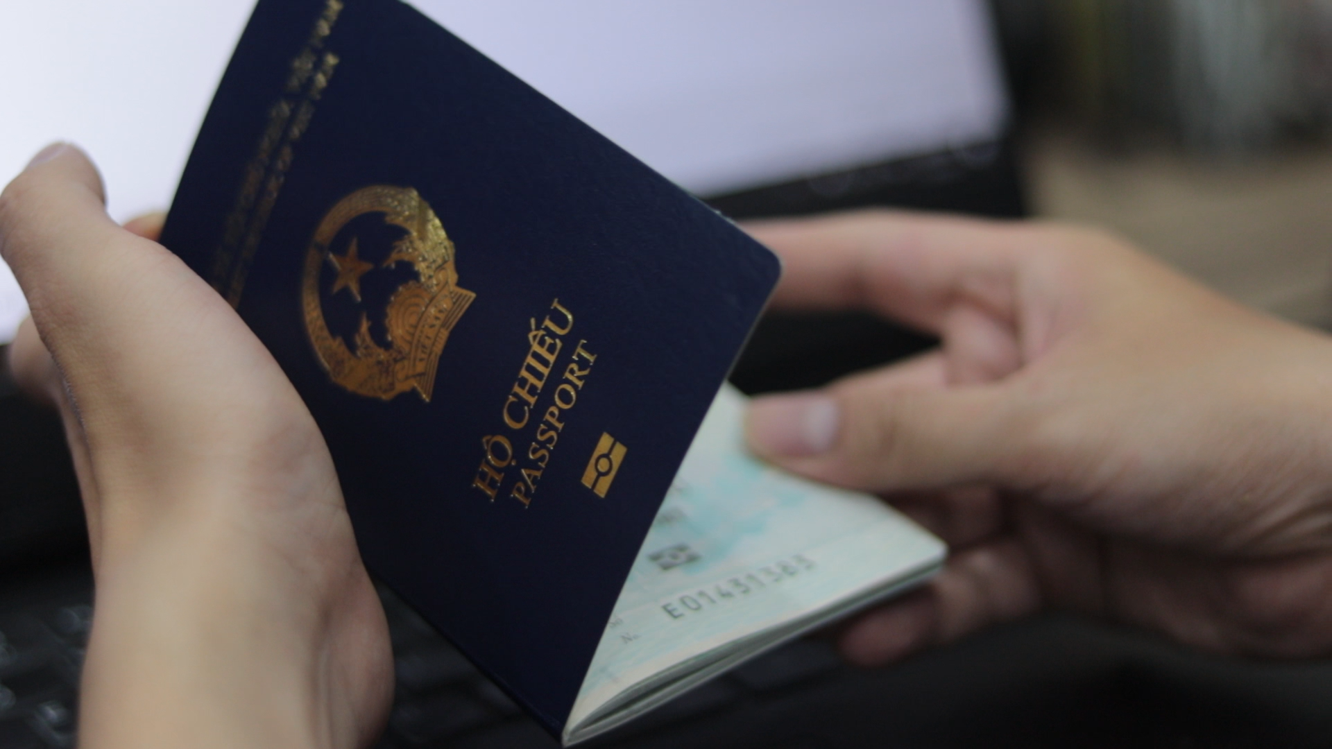 Người phẫu thuật thẩm mỹ n&oacute;i g&igrave; khi l&agrave;m lại thẻ căn cước, hộ chiếu - Ảnh 1.