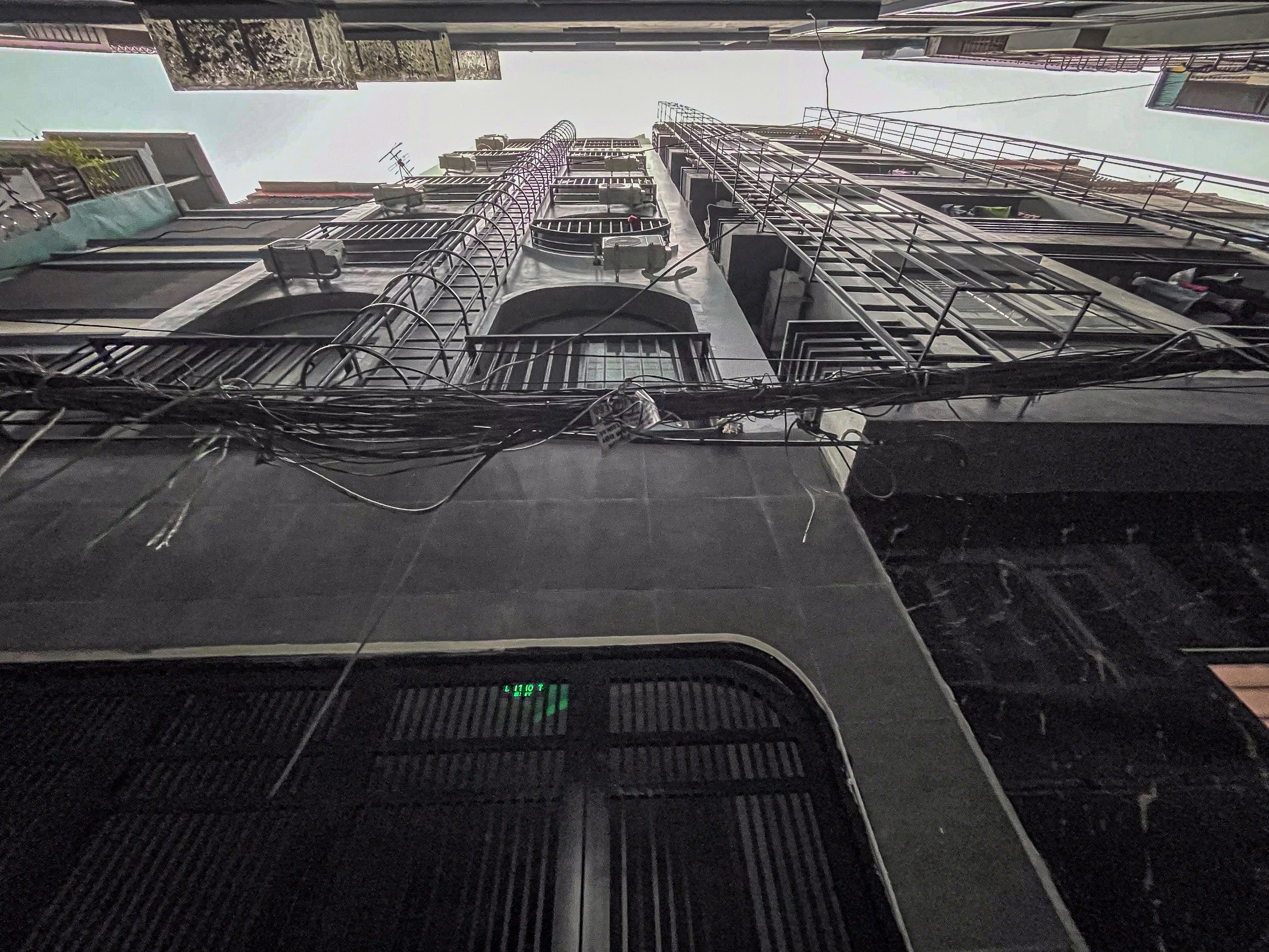 Loạt nhà trọ 'chọc trời' ở Hà Nội 'trang bị tận răng' để phòng ngừa hỏa hoạn- Ảnh 1. Loạt nhà trọ 'chọc trời' ở Hà Nội 'trang bị tận răng' để phòng ngừa hỏa hoạn- Ảnh 1.