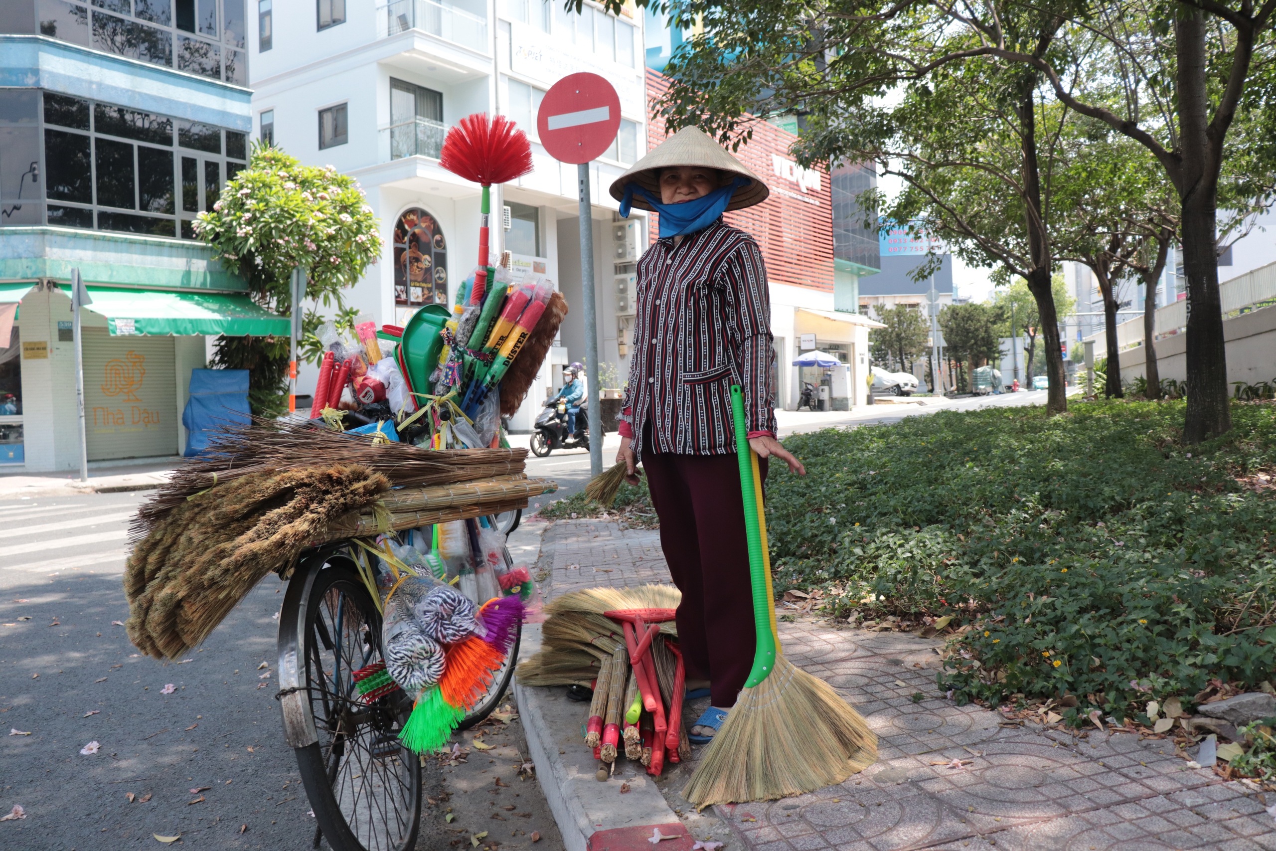 Mưu sinh giữa tiết trời nắng nóng, người lao động tìm cách chống chọi- Ảnh 3.