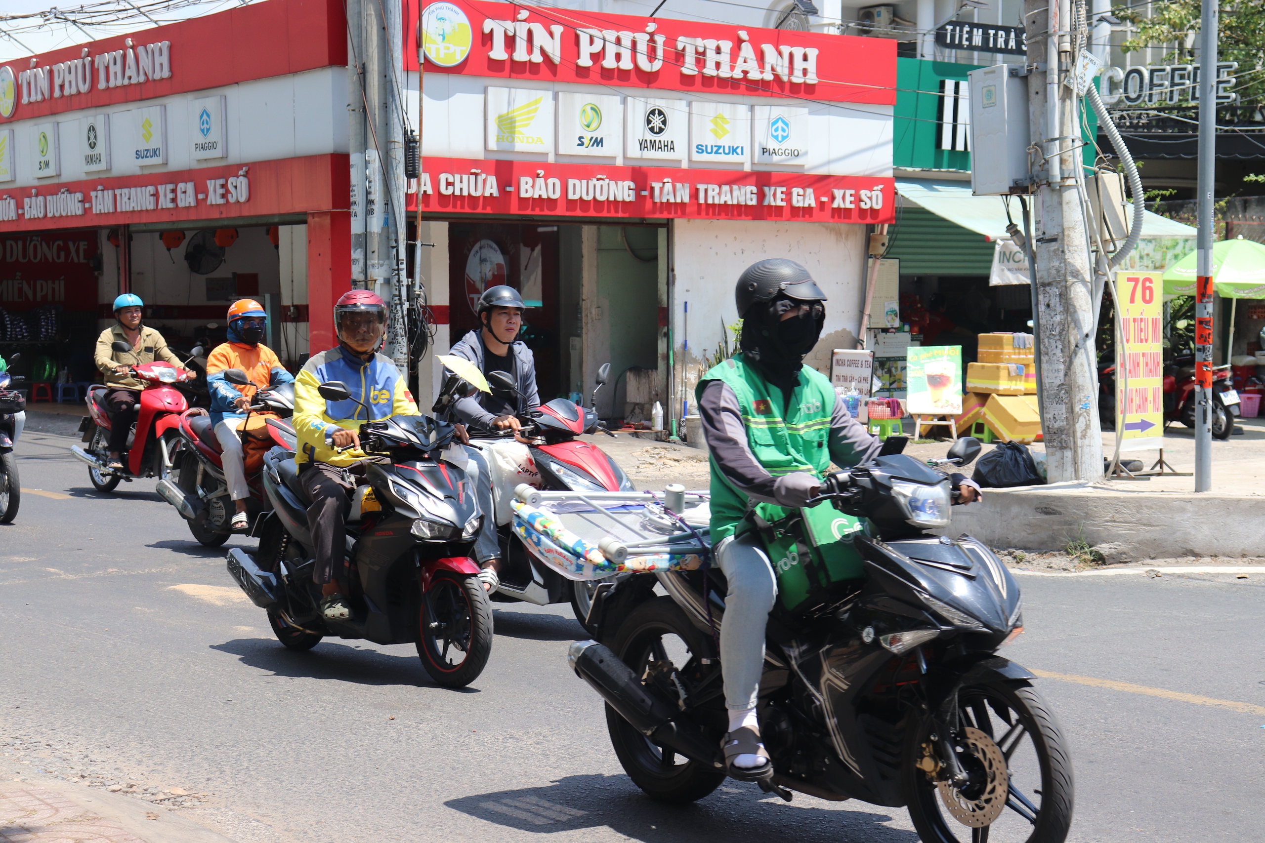 Mưu sinh giữa tiết trời nắng nóng, người lao động tìm cách chống chọi- Ảnh 1.