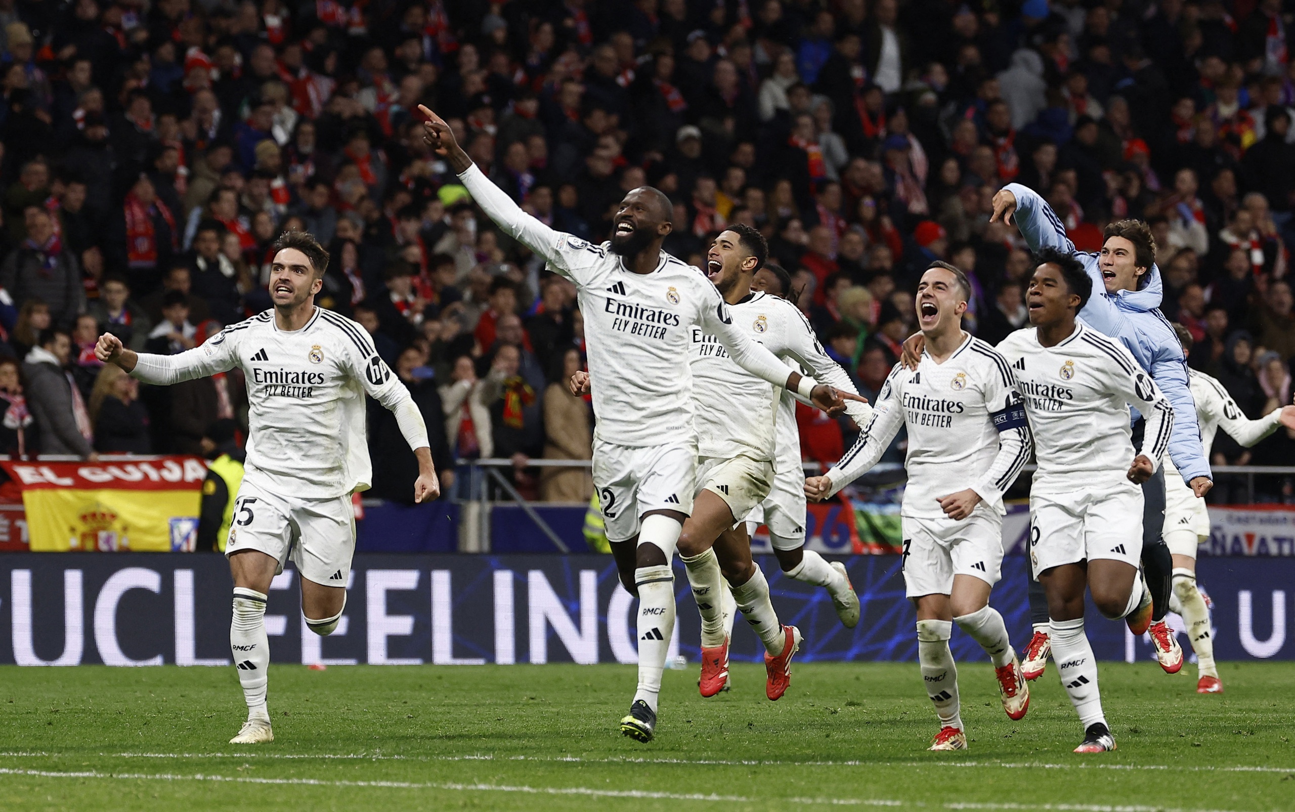 Real Madrid loại kịch tính Atletico: Vào tứ kết Champions League, pha trượt  chân định mệnh của Alvarez