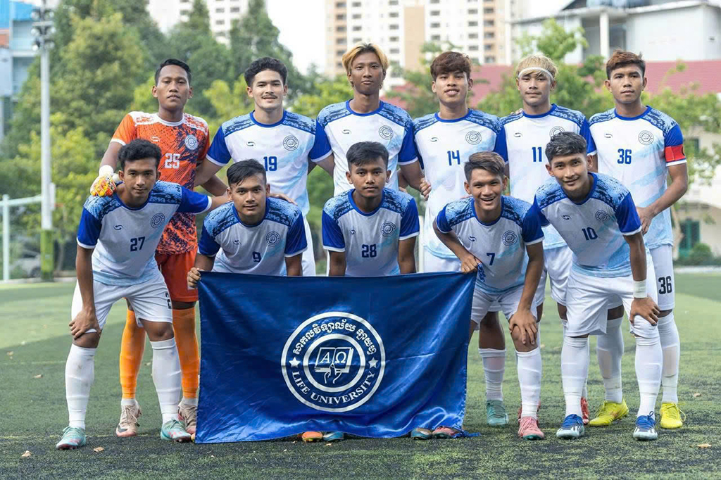 ជើងឯកនិស្សិតកម្ពុជាត្រៀមធ្វើឲ្យភ្ញាក់ផ្អើល - រូបថត ១. Nhà vô địch sinh viên Campuchia sẵn sàng gây sốc- Ảnh 1.