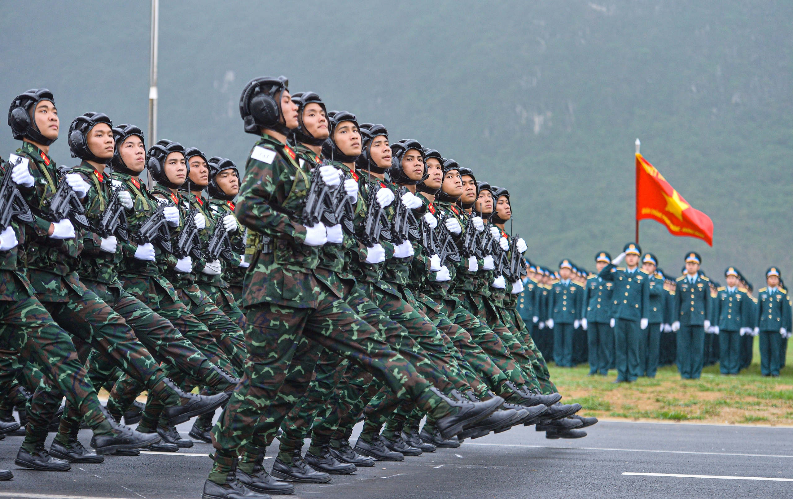 Special flag in the training session to celebrate the 50th anniversary of national reunification - Photo 27. Lá cờ đặc biệt trong buổi hợp luyện kỷ niệm 50 năm thống nhất đất nước- Ảnh 27.