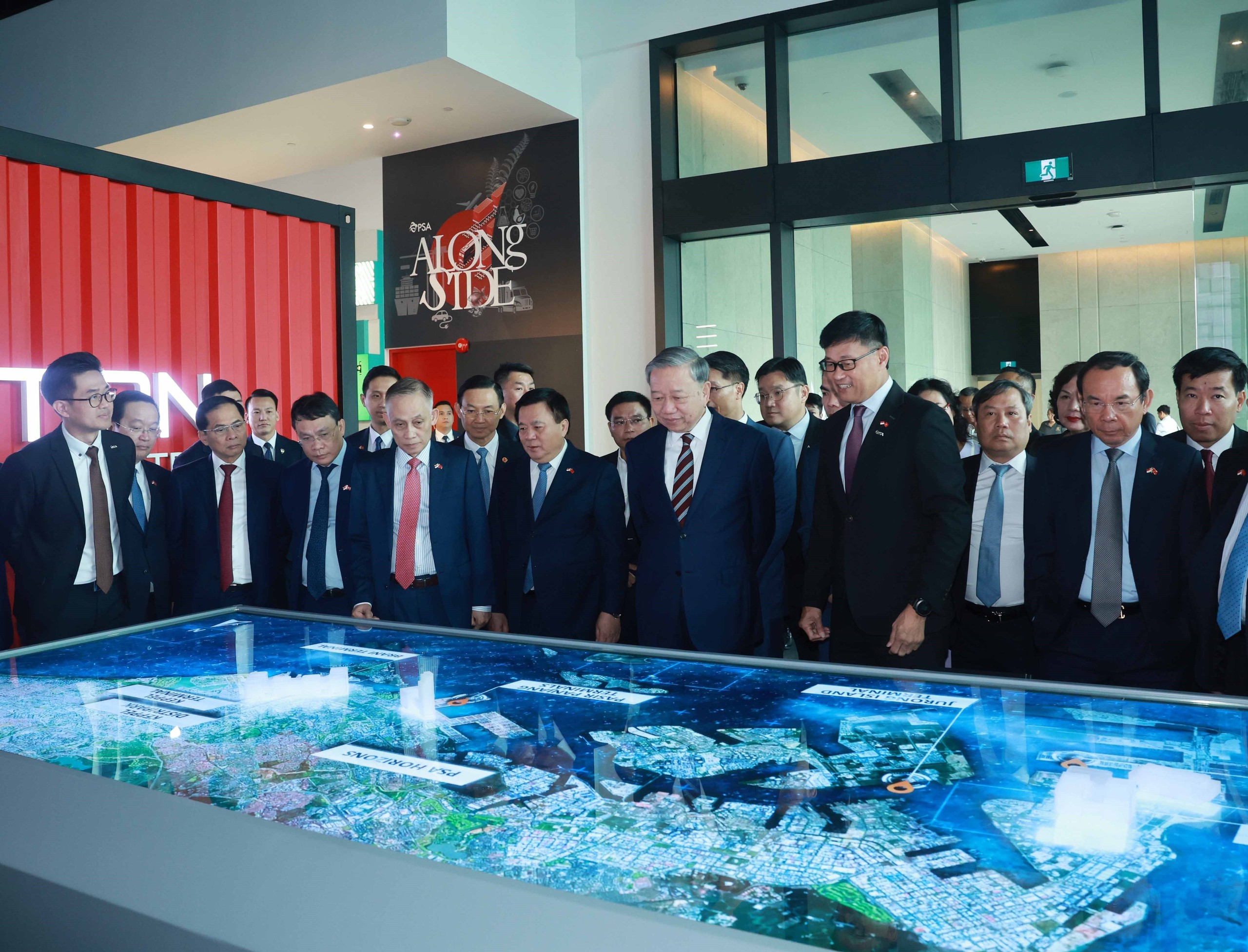 Tổng Bí thư Tô Lâm và Phu nhân kết thúc tốt đẹp chuyến thăm chính thức Singapore - Ảnh 2.