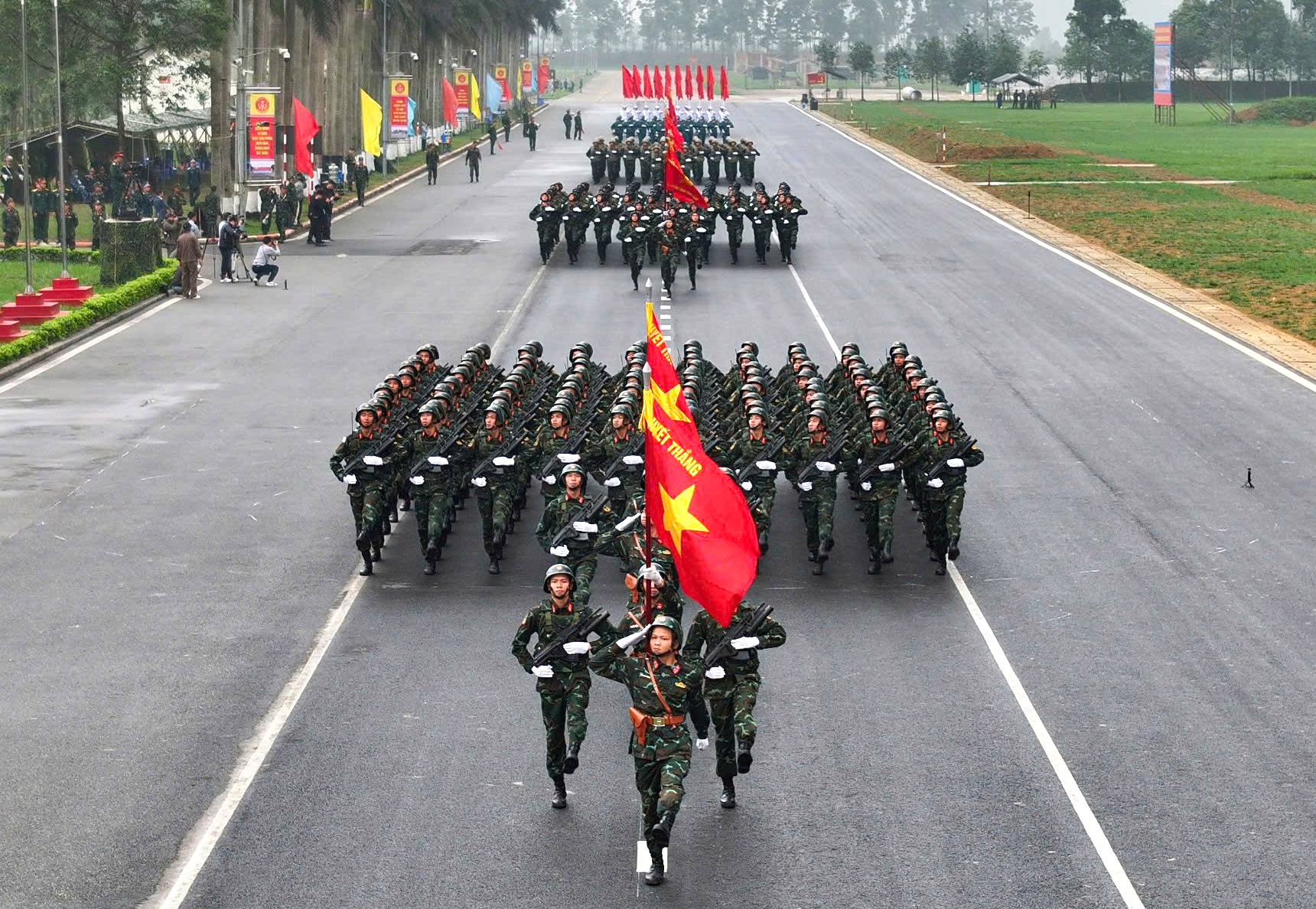 Dàn vũ khí 'đặc biệt' của khối diễu binh kỷ niệm 50 năm thống nhất đất nước- Ảnh 1.