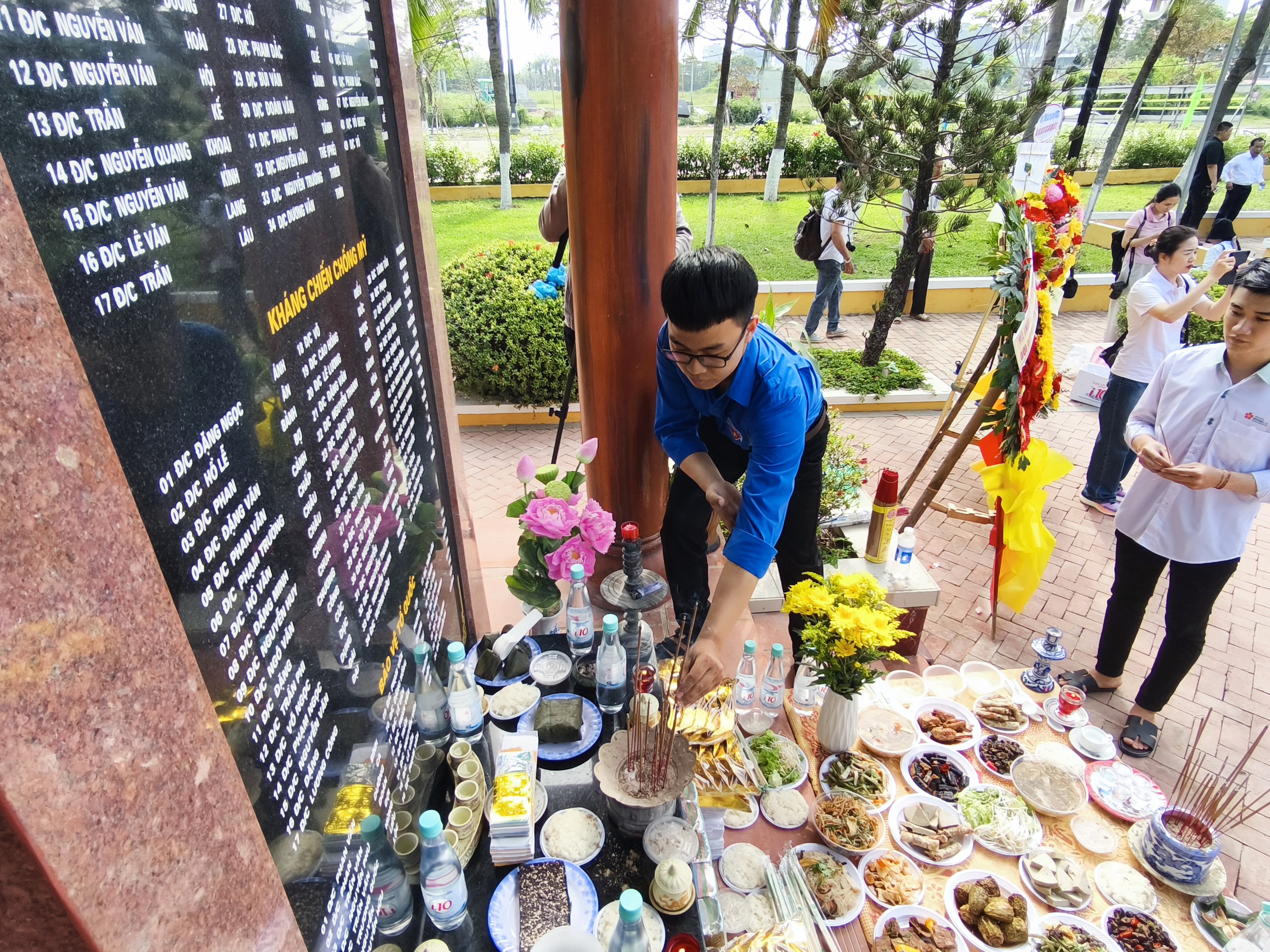 Người mẹ Gạc Ma: Bật khóc khi thấy tên con trên bia tưởng niệm- Ảnh 11.