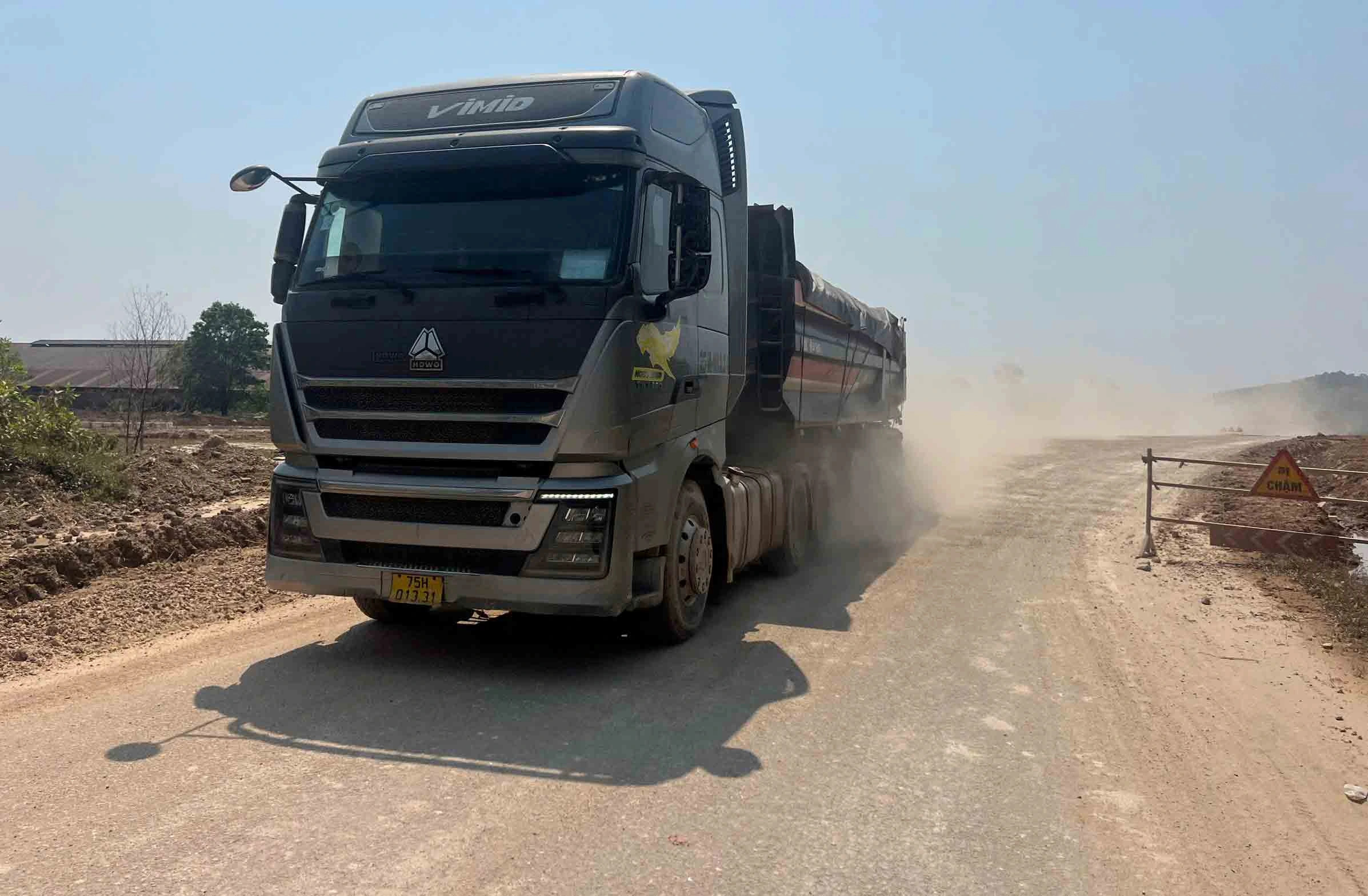 Xe ben chở đất từ b&atilde;i tận thu n&aacute;o loạn tr&ecirc;n TL15 - Ảnh 1.