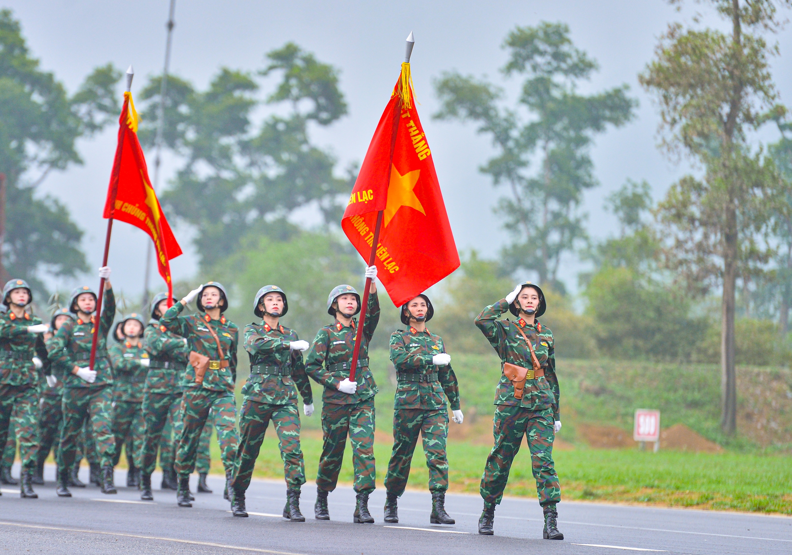 Hermosa cabo femenina en las filas de los líderes de bloque del ejército marchando y marchando - Foto 6. Nữ hạ sĩ xinh đẹp trong hàng ngũ khối trưởng quân đội diễu binh, diễu hành- Ảnh 6.