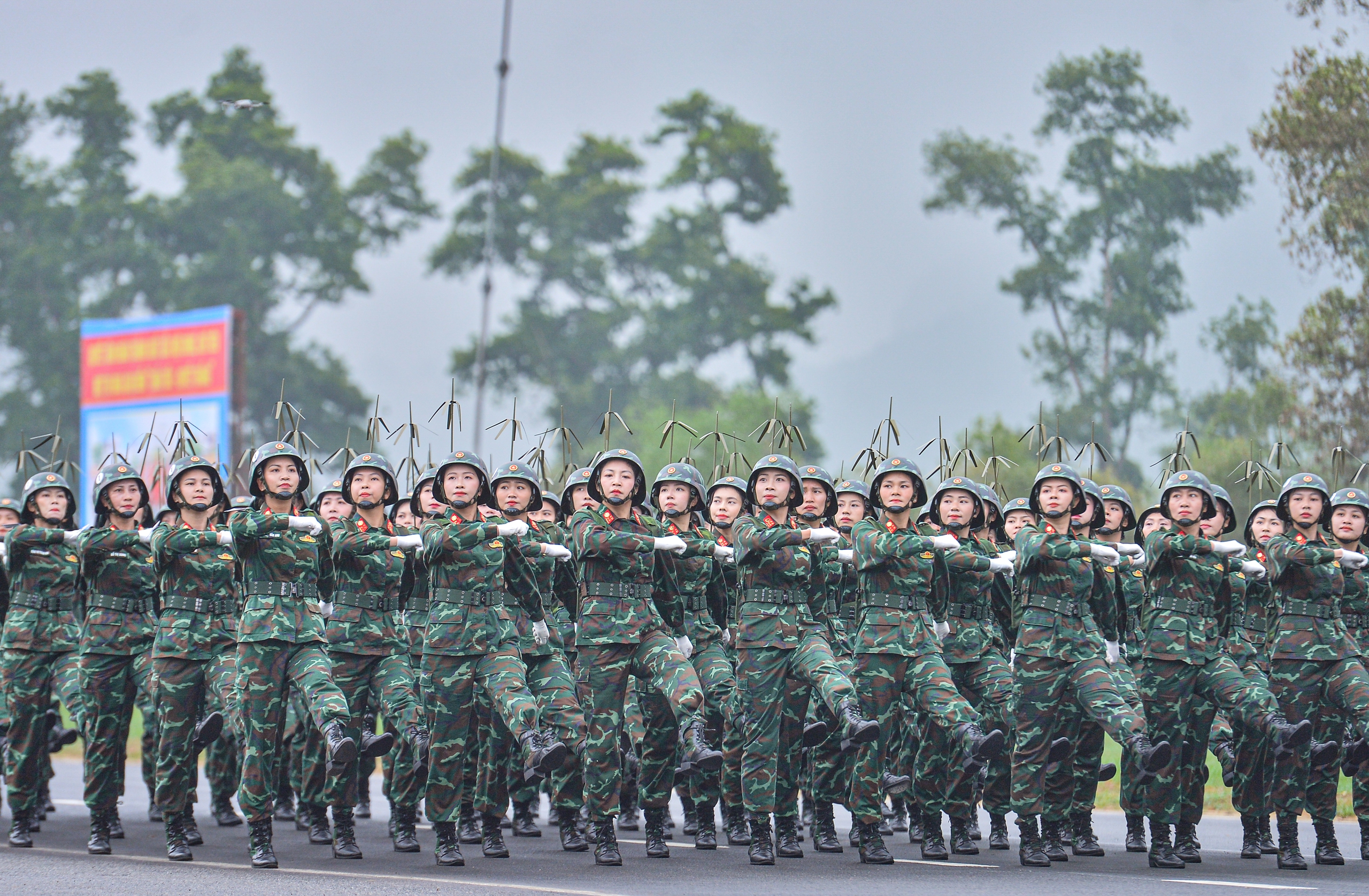 Nữ hạ sĩ xinh đẹp trong hàng ngũ khối trưởng quân đội diễu binh, diễu hành- Ảnh 8.