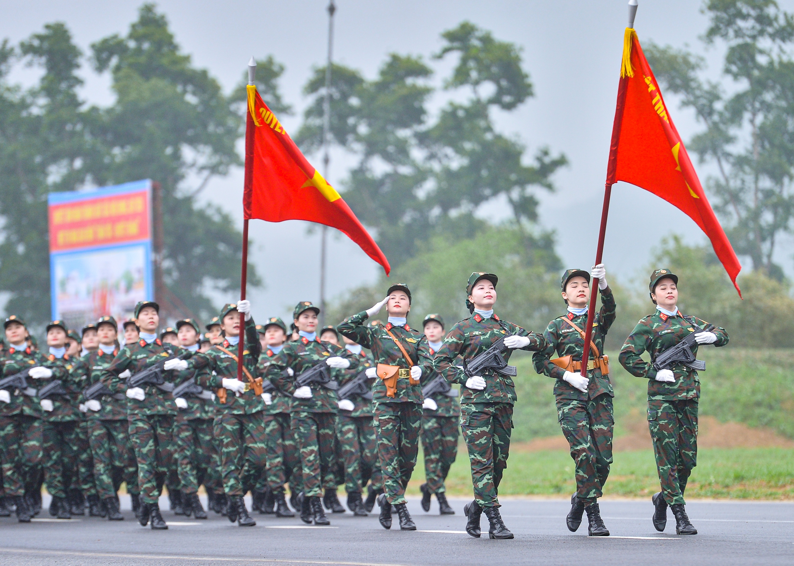 Nữ hạ sĩ xinh đẹp trong hàng ngũ khối trưởng quân đội diễu binh, diễu hành- Ảnh 3.