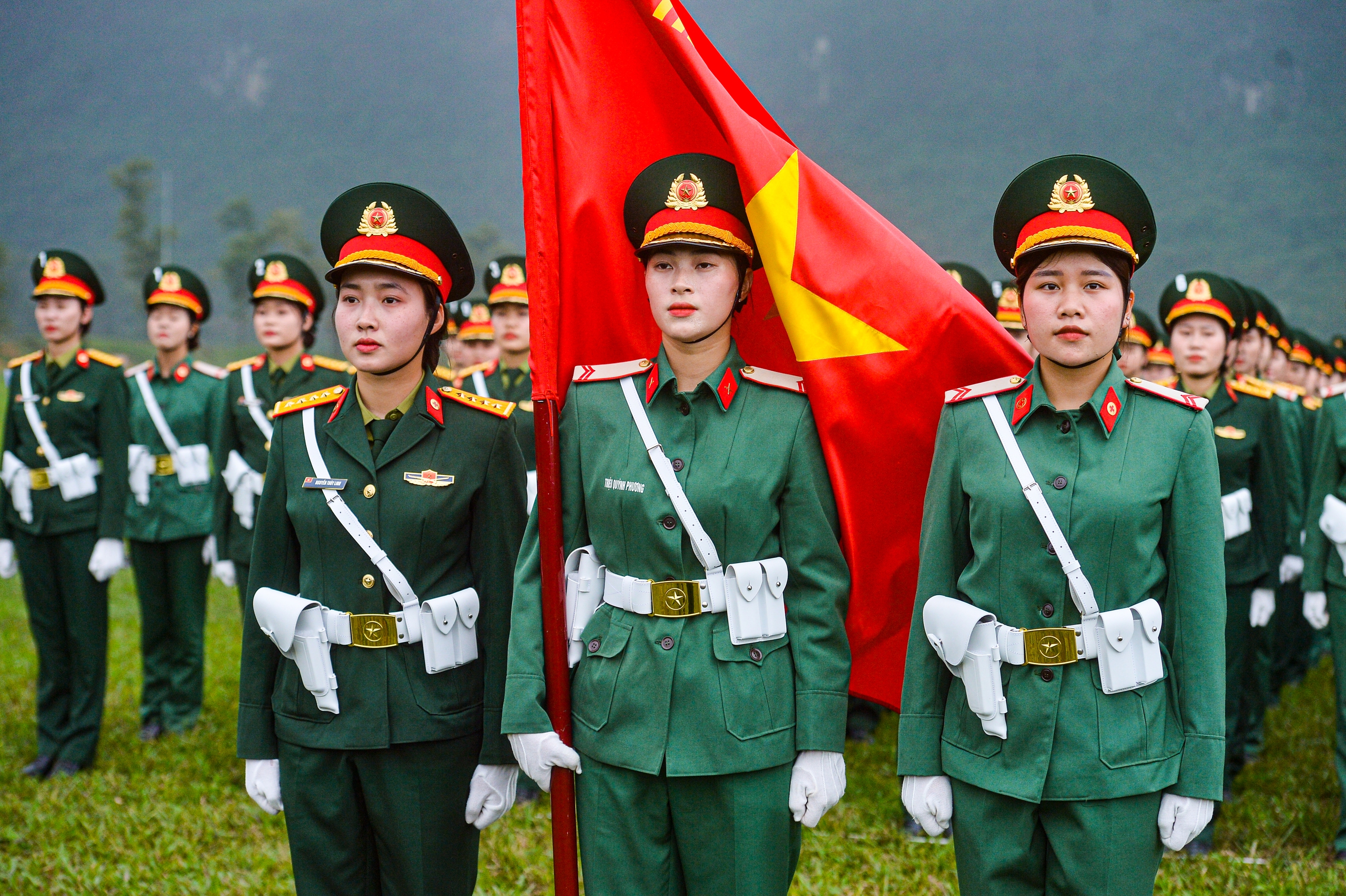 Hermosa cabo femenina en las filas de los líderes de bloque del ejército marchando y marchando - Foto 10. Nữ hạ sĩ xinh đẹp trong hàng ngũ khối trưởng quân đội diễu binh, diễu hành- Ảnh 10.