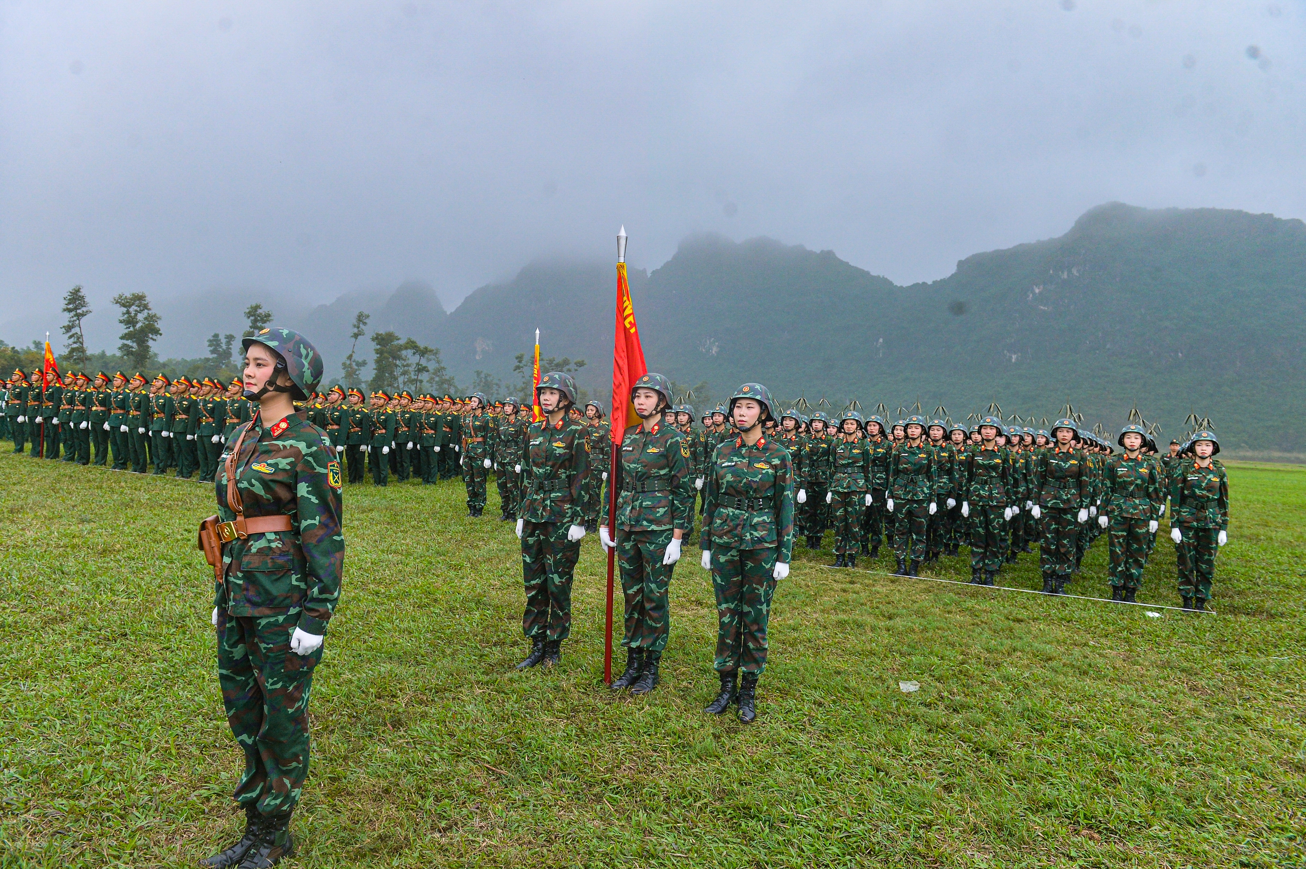 Hermosa cabo femenina en las filas de los líderes de bloque del ejército marchando y marchando - Foto 5. Nữ hạ sĩ xinh đẹp trong hàng ngũ khối trưởng quân đội diễu binh, diễu hành- Ảnh 5.