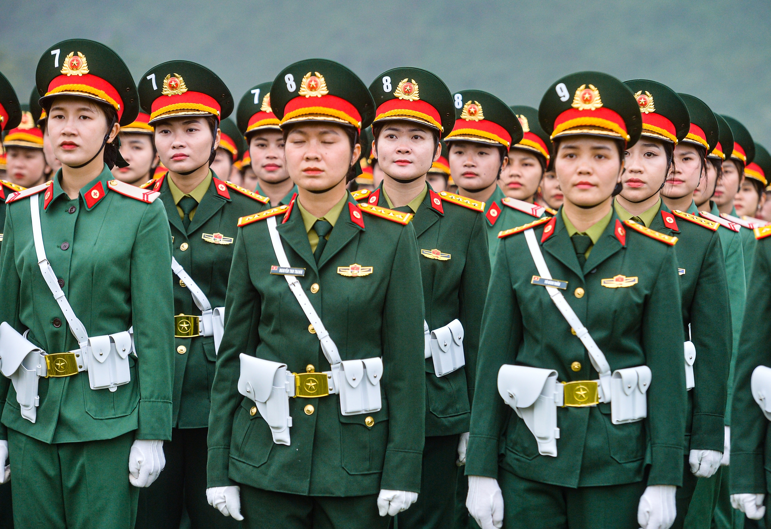 Hermosa cabo femenina en las filas de los líderes de bloque del ejército marchando y marchando - Foto 11. Nữ hạ sĩ xinh đẹp trong hàng ngũ khối trưởng quân đội diễu binh, diễu hành- Ảnh 11.
