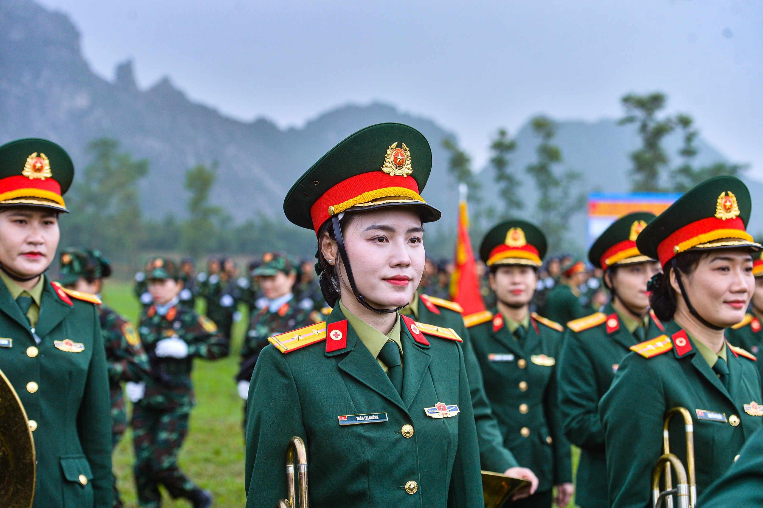 Hermosa cabo femenina en las filas de los líderes de bloque del ejército marchando y marchando - Foto 15. Nữ hạ sĩ xinh đẹp trong hàng ngũ khối trưởng quân đội diễu binh, diễu hành- Ảnh 15.