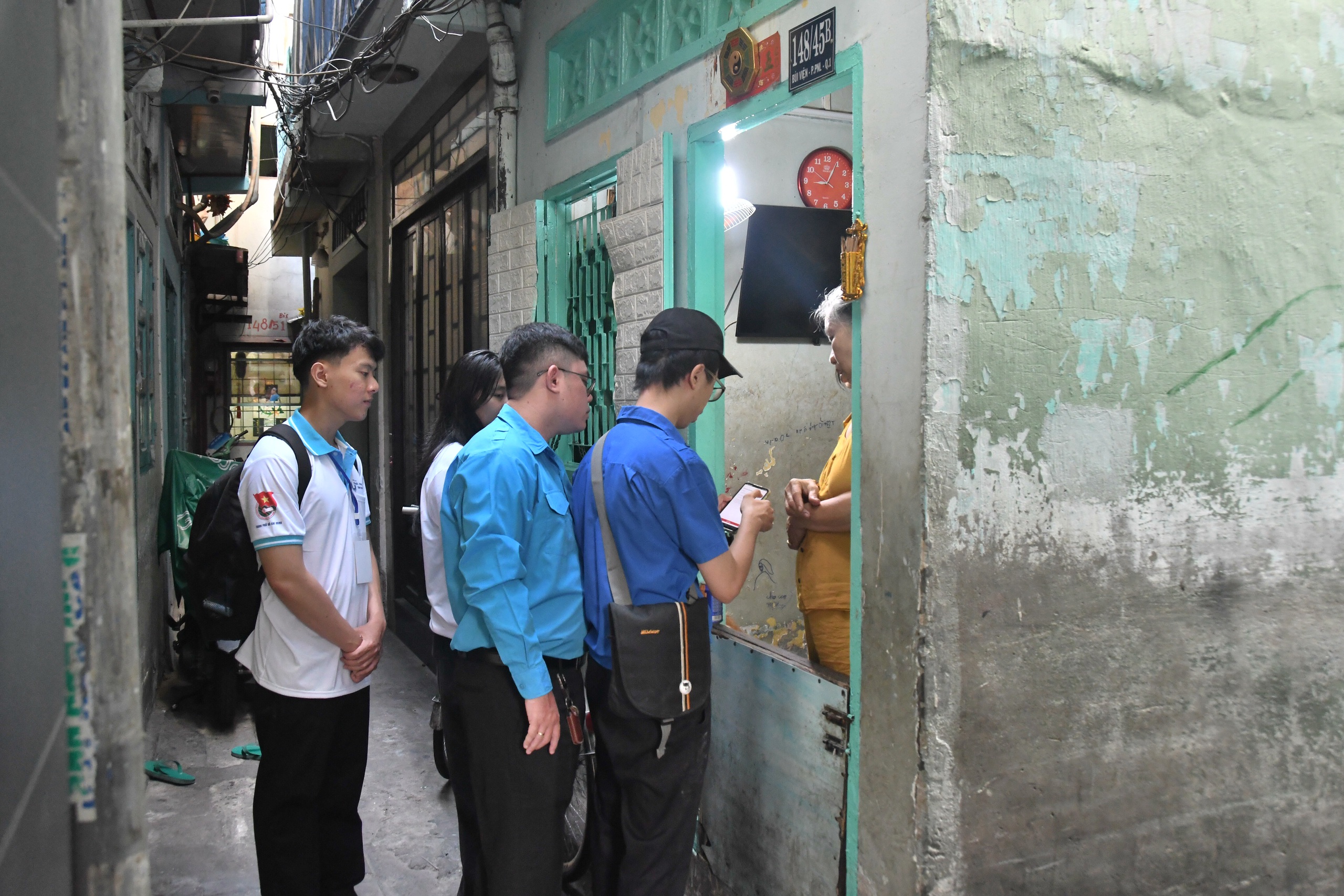 'Đi từng ngõ, gõ từng nhà' giúp người dân xóa mù công nghệ - Ảnh 1.