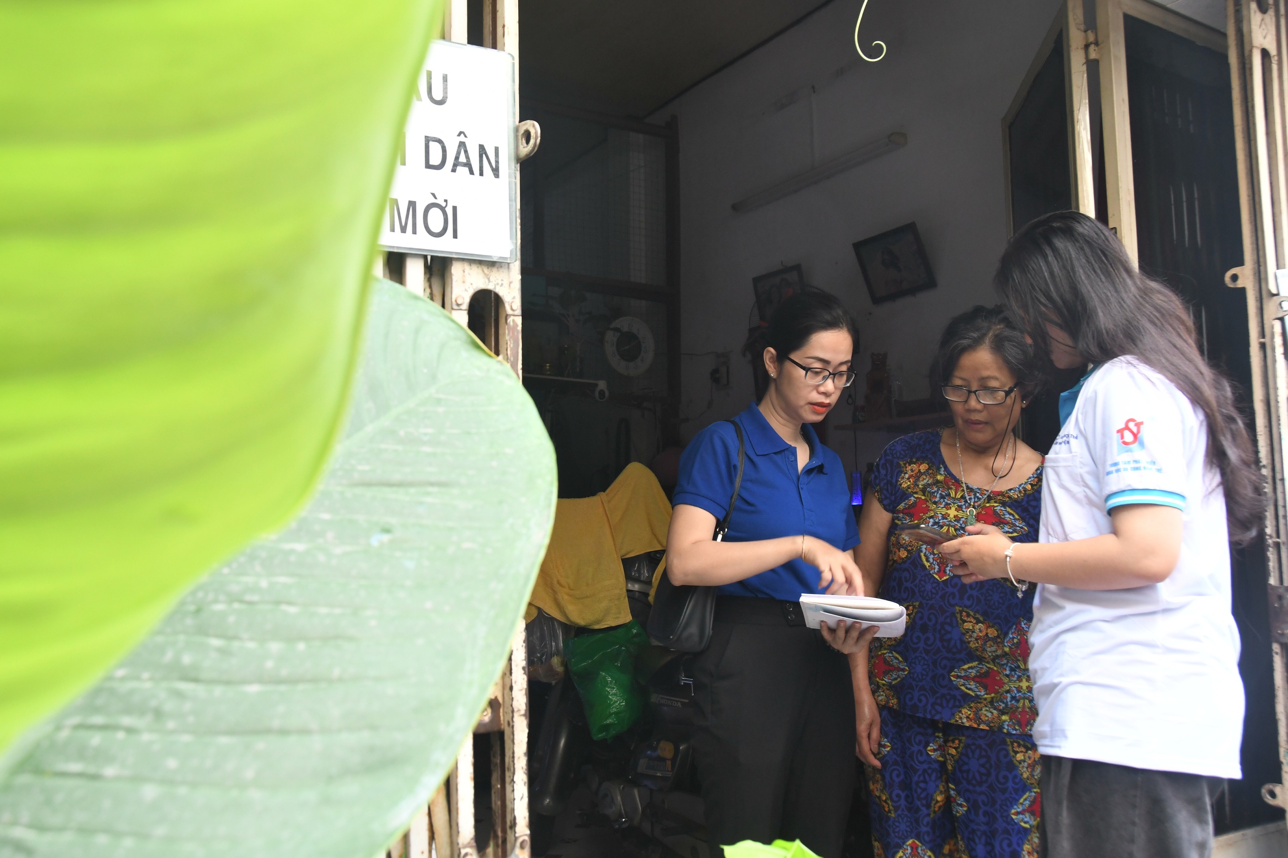 'Đi từng ngõ, gõ từng nhà' giúp người dân xóa mù công nghệ - Ảnh 2.