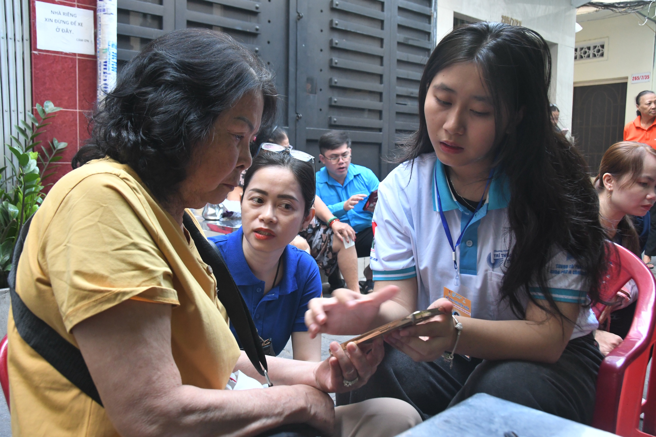 'Đi từng ngõ, gõ từng nhà' giúp người dân xóa mù công nghệ - Ảnh 3.