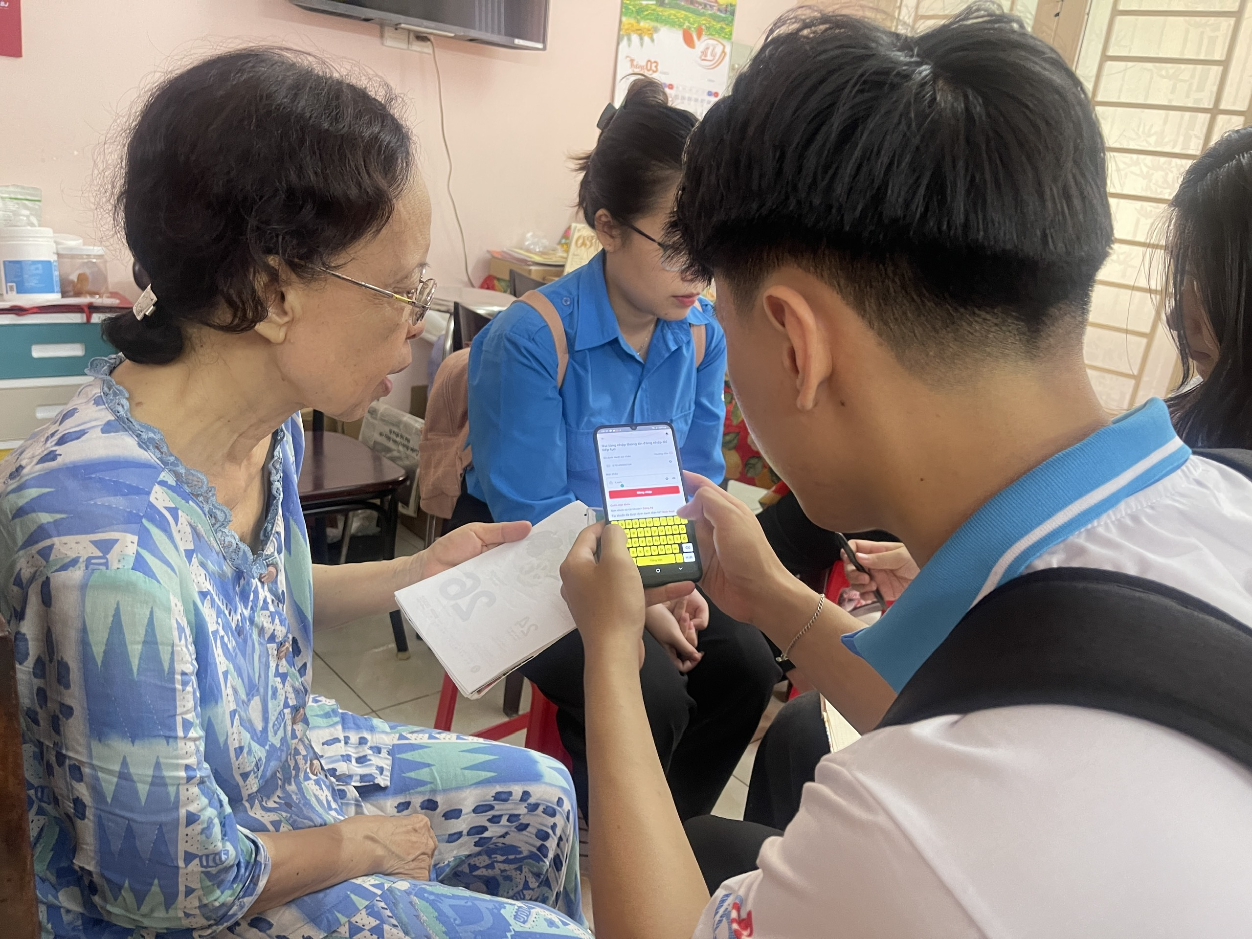 'Đi từng ngõ, gõ từng nhà' giúp người dân xóa mù công nghệ - Ảnh 5.
