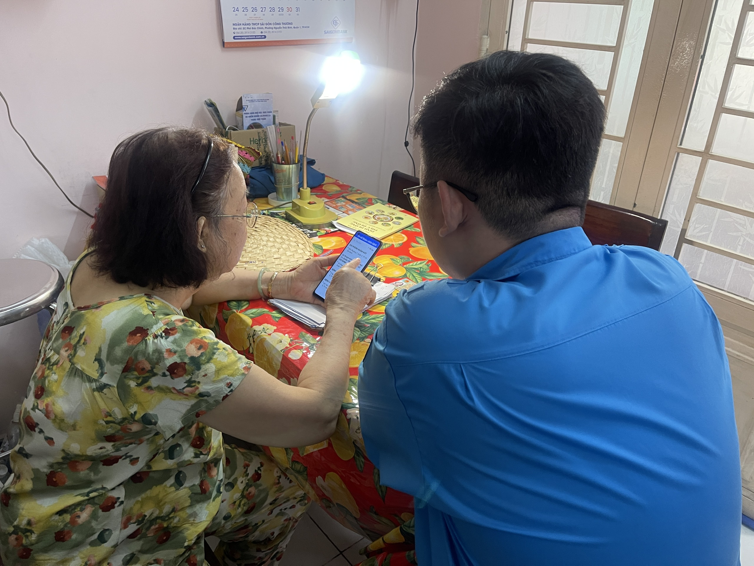 'Đi từng ngõ, gõ từng nhà' giúp người dân xóa mù công nghệ - Ảnh 9.