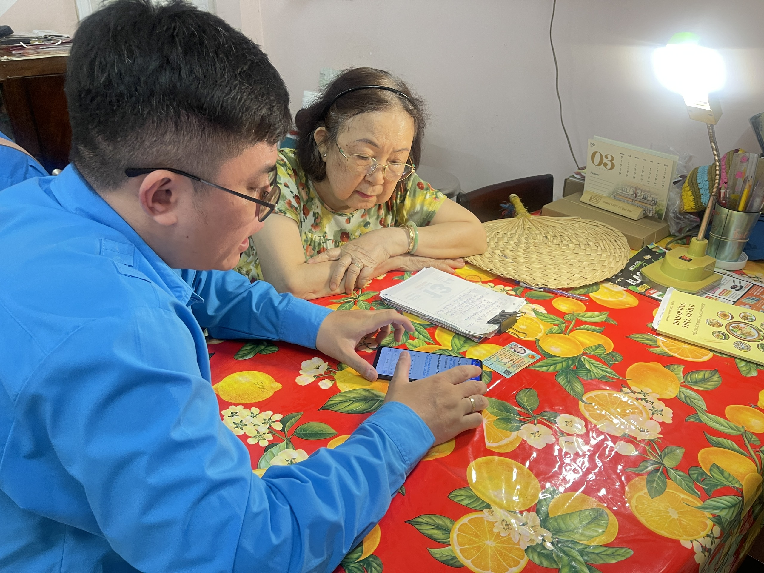'Đi từng ngõ, gõ từng nhà' giúp người dân xóa mù công nghệ - Ảnh 8.