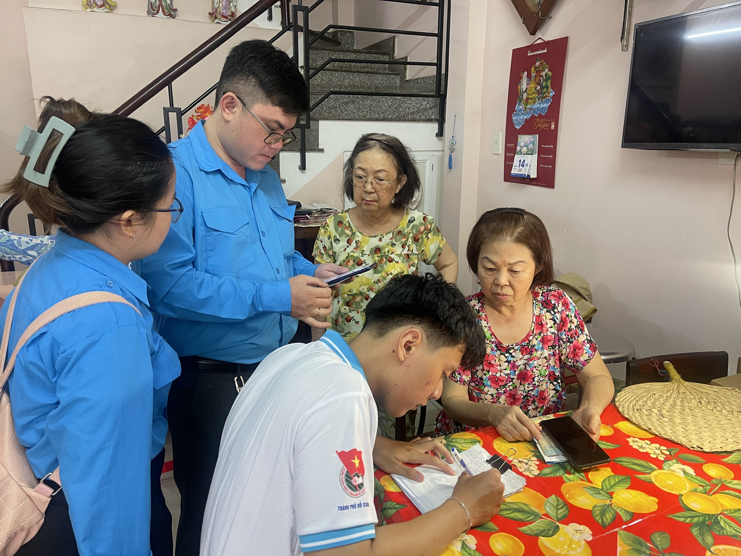 'Đi từng ngõ, gõ từng nhà' giúp người dân xóa mù công nghệ - Ảnh 7.