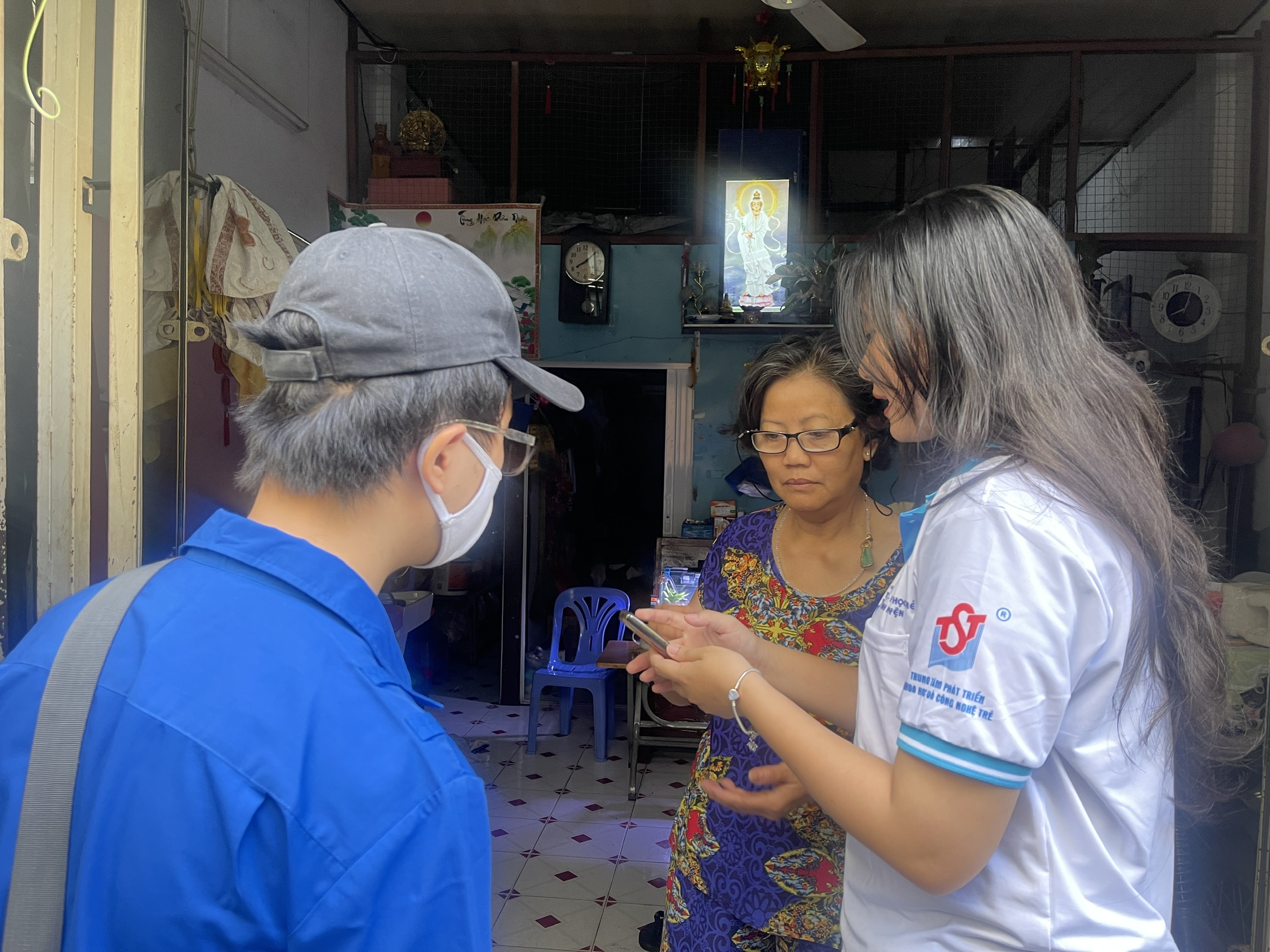 'Đi từng ngõ, gõ từng nhà' giúp người dân xóa mù công nghệ - Ảnh 6.