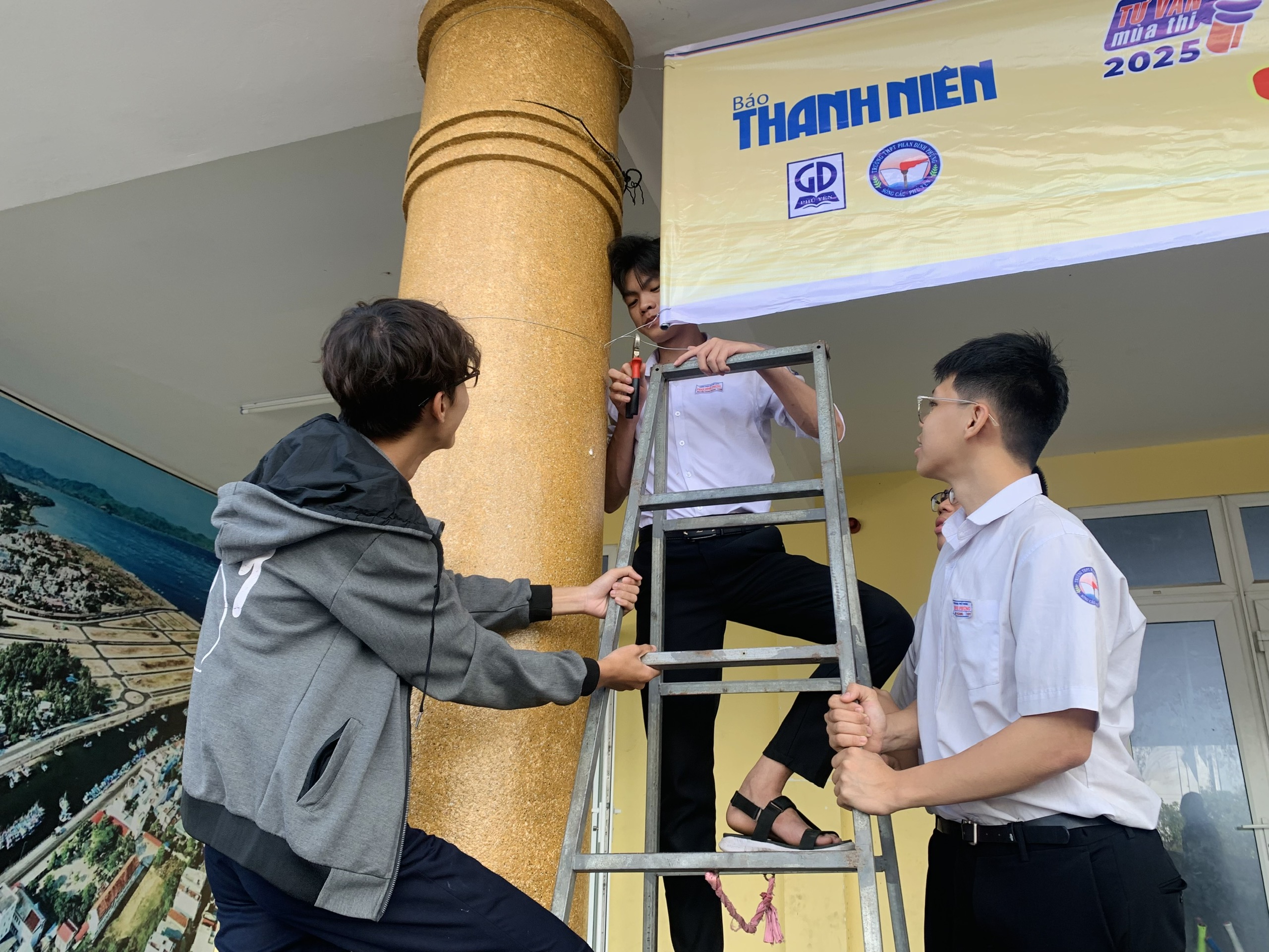 Studenti z Phu Yen čekají na řešení v rámci konzultačního programu pro zkouškovou sezónu - Foto 2. Học sinh Phú Yên chờ được gỡ rối từ chương trình Tư vấn mùa thi- Ảnh 2.