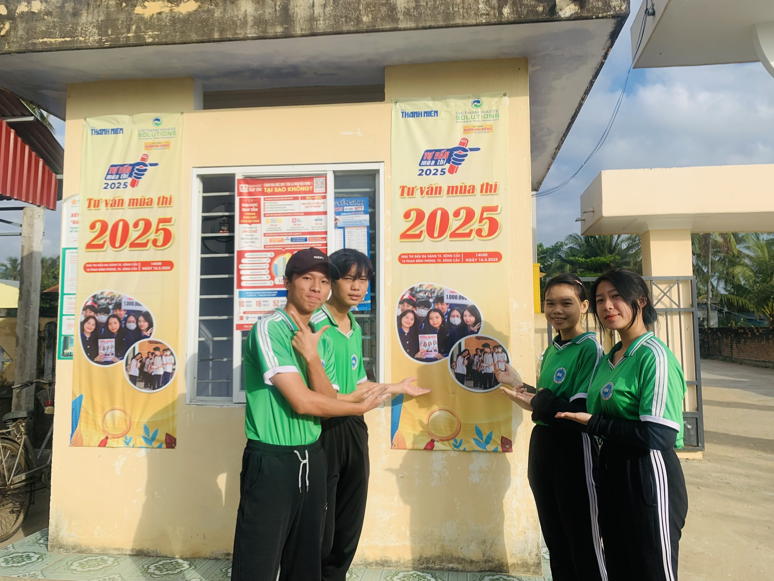 Studenti z Phu Yen čekají na řešení v rámci konzultačního programu pro zkouškovou sezónu - Foto 4. Học sinh Phú Yên chờ được gỡ rối từ chương trình Tư vấn mùa thi- Ảnh 4.